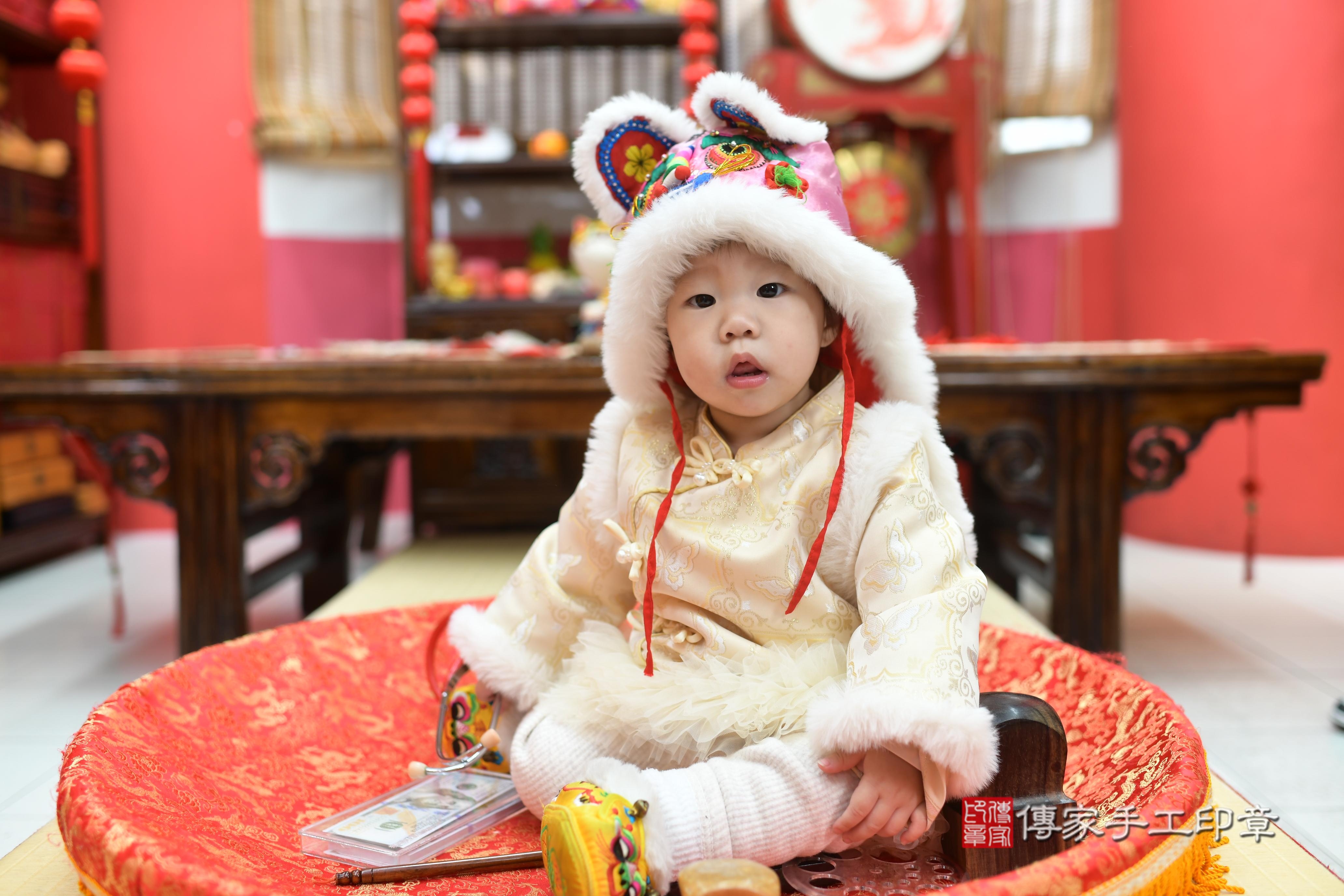 傳家手工印章高雄店、抓周、度脺、中國風會場、傳家嬰兒古禮、吉祥話、抓周道具物品24種、拍照。抓周證書。寶寶抓周、滿周歲、生日快樂、祝福 傳家手工印章高雄店、抓周、度脺、中國風會場、傳家嬰兒古禮、吉祥話、抓周道具物品24種、拍照。抓周證書。寶寶抓周、滿周歲、生日快樂、祝福