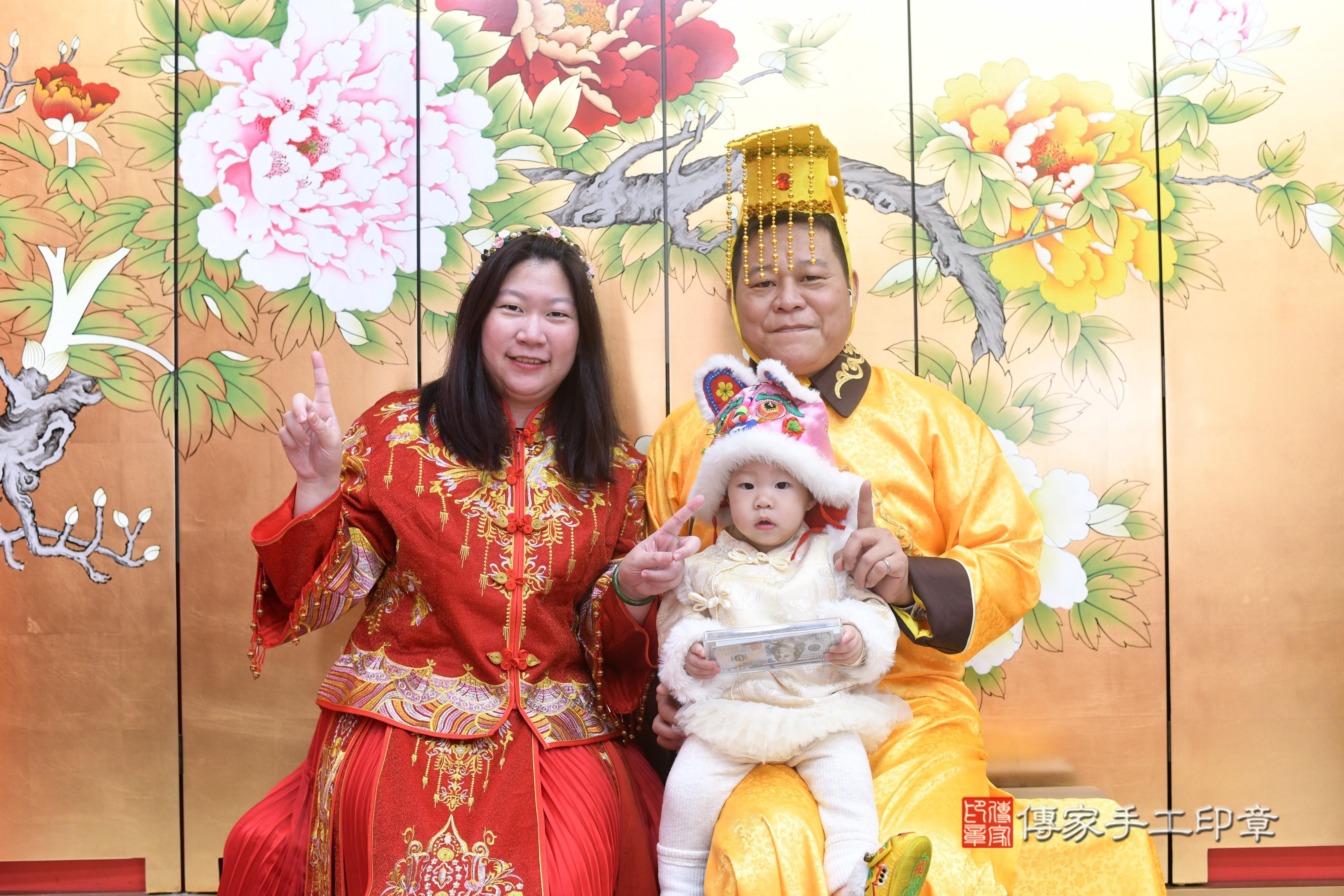 傳家手工印章高雄店、抓周、度脺、中國風會場、傳家嬰兒古禮、吉祥話、抓周道具物品24種、拍照。抓周證書。寶寶抓周、滿周歲、生日快樂、祝福 傳家手工印章高雄店、抓周、度脺、中國風會場、傳家嬰兒古禮、吉祥話、抓周道具物品24種、拍照。抓周證書。寶寶抓周、滿周歲、生日快樂、祝福