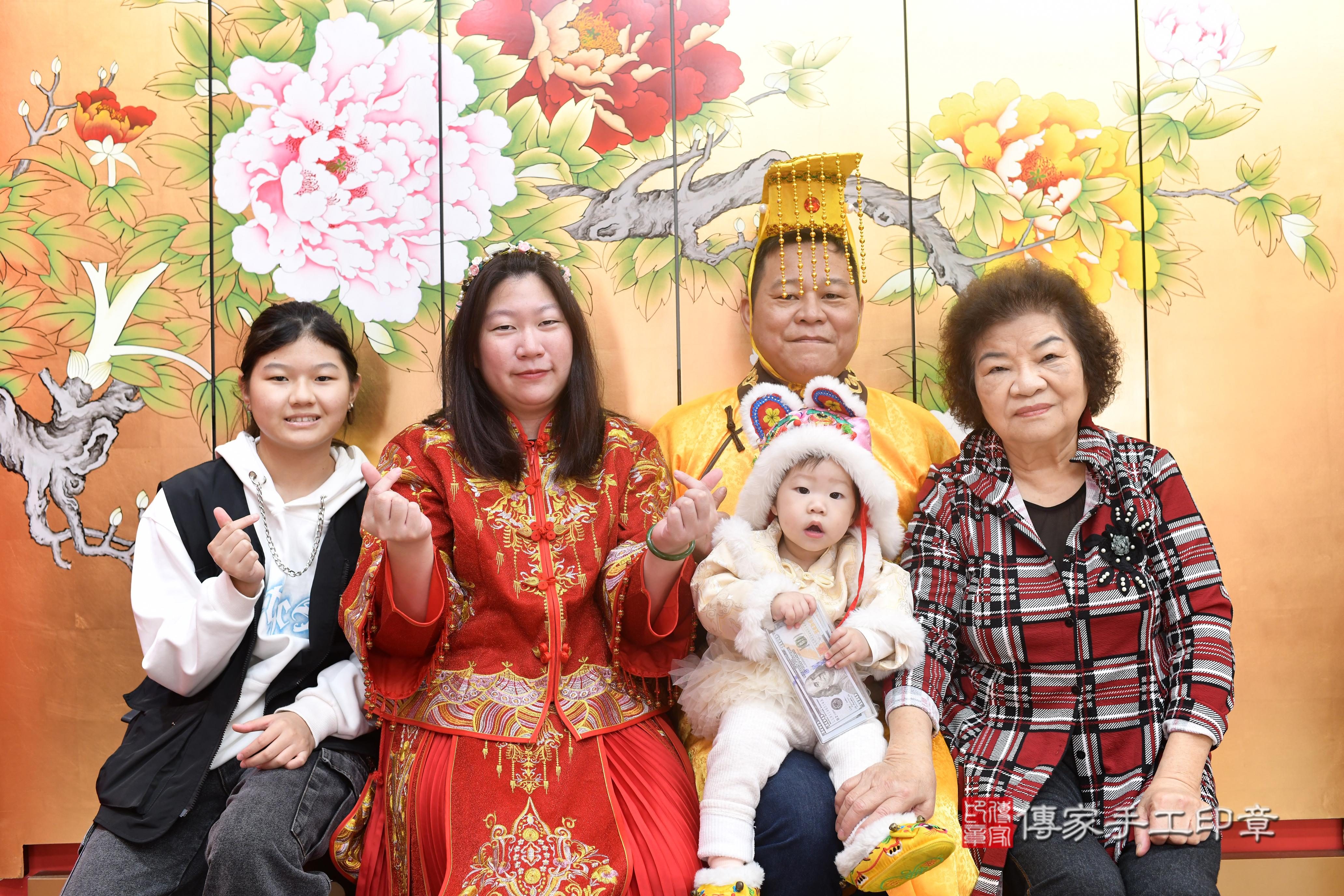 傳家手工印章高雄店、抓周、度脺、中國風會場、傳家嬰兒古禮、吉祥話、抓周道具物品24種、拍照。抓周證書。寶寶抓周、滿周歲、生日快樂、祝福 傳家手工印章高雄店、抓周、度脺、中國風會場、傳家嬰兒古禮、吉祥話、抓周道具物品24種、拍照。抓周證書。寶寶抓周、滿周歲、生日快樂、祝福