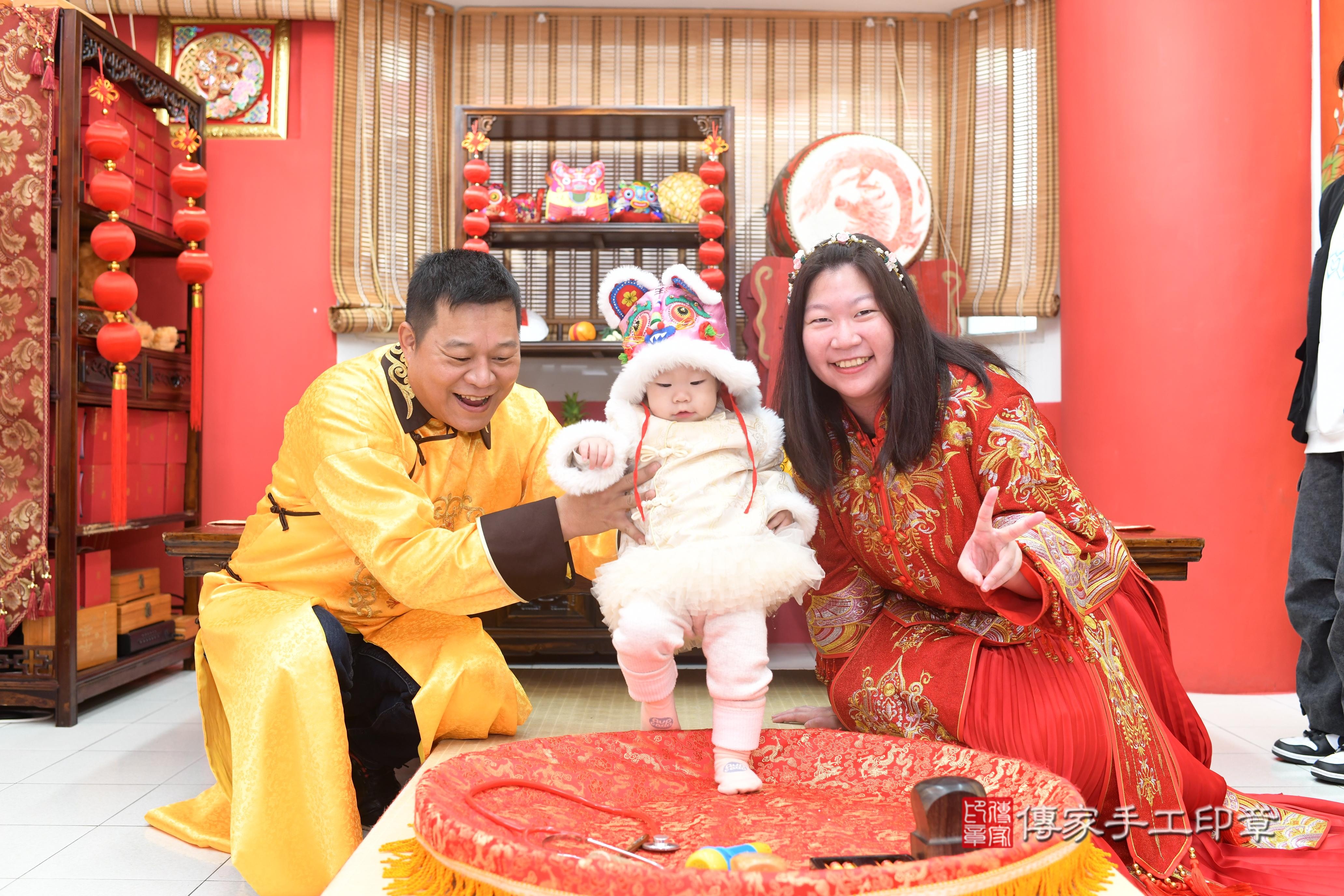 傳家手工印章高雄店、抓周、度脺、中國風會場、傳家嬰兒古禮、吉祥話、抓周道具物品24種、拍照。抓周證書。寶寶抓周、滿周歲、生日快樂、祝福 傳家手工印章高雄店、抓周、度脺、中國風會場、傳家嬰兒古禮、吉祥話、抓周道具物品24種、拍照。抓周證書。寶寶抓周、滿周歲、生日快樂、祝福