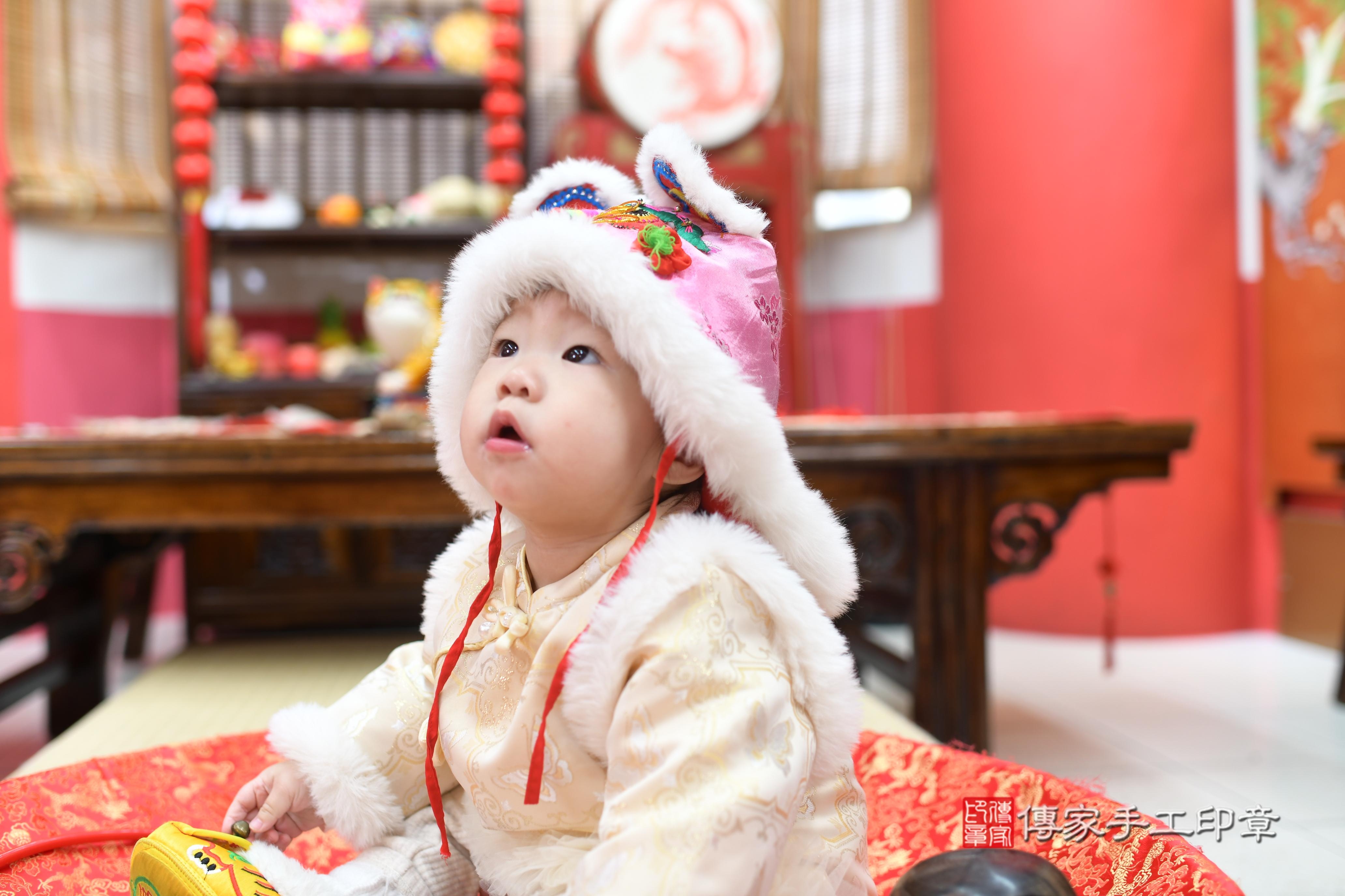 傳家手工印章高雄店、抓周、度脺、中國風會場、傳家嬰兒古禮、吉祥話、抓周道具物品24種、拍照。抓周證書。寶寶抓周、滿周歲、生日快樂、祝福 傳家手工印章高雄店、抓周、度脺、中國風會場、傳家嬰兒古禮、吉祥話、抓周道具物品24種、拍照。抓周證書。寶寶抓周、滿周歲、生日快樂、祝福