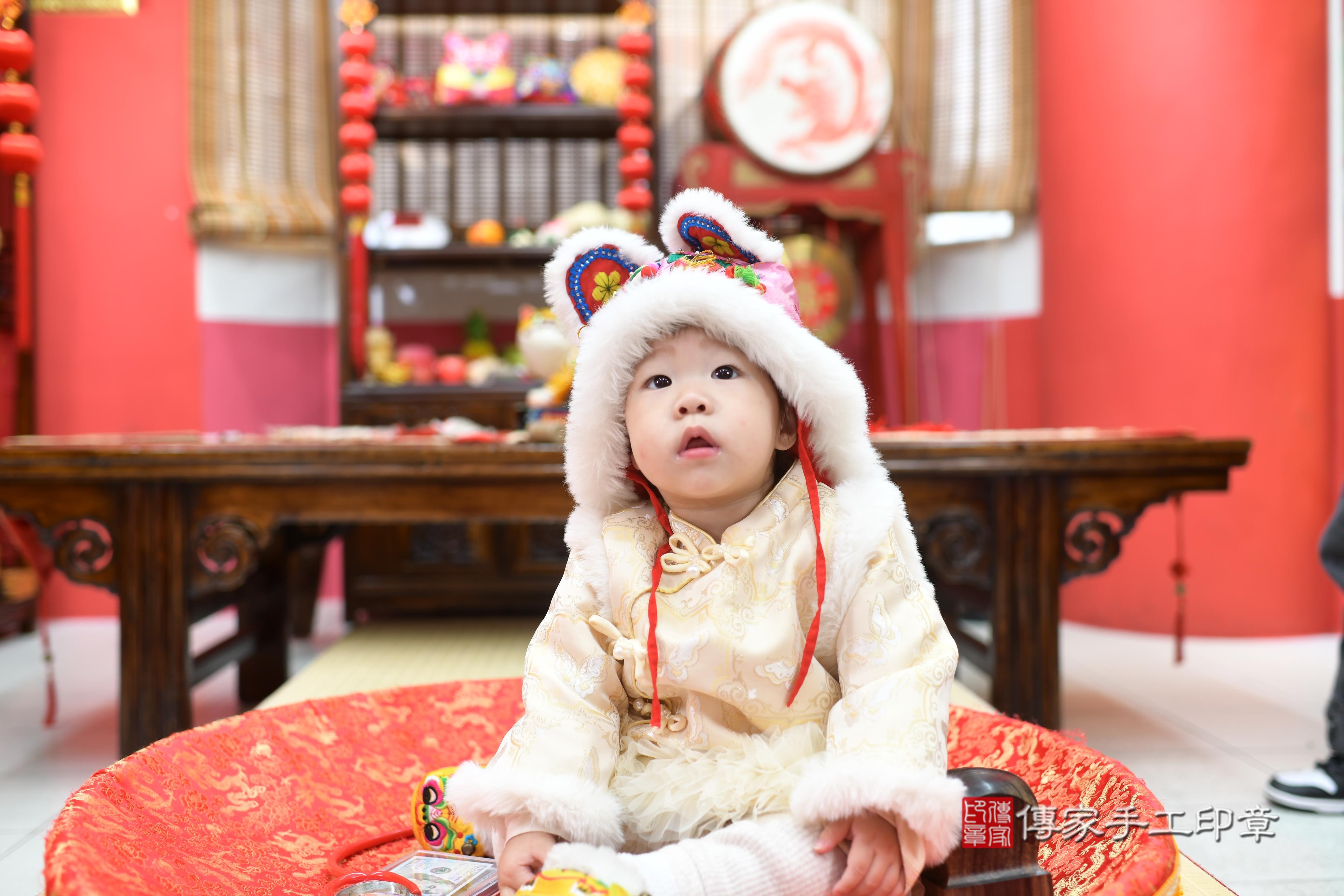 傳家手工印章高雄店、抓周、度脺、中國風會場、傳家嬰兒古禮、吉祥話、抓周道具物品24種、拍照。抓周證書。寶寶抓周、滿周歲、生日快樂、祝福 傳家手工印章高雄店、抓周、度脺、中國風會場、傳家嬰兒古禮、吉祥話、抓周道具物品24種、拍照。抓周證書。寶寶抓周、滿周歲、生日快樂、祝福