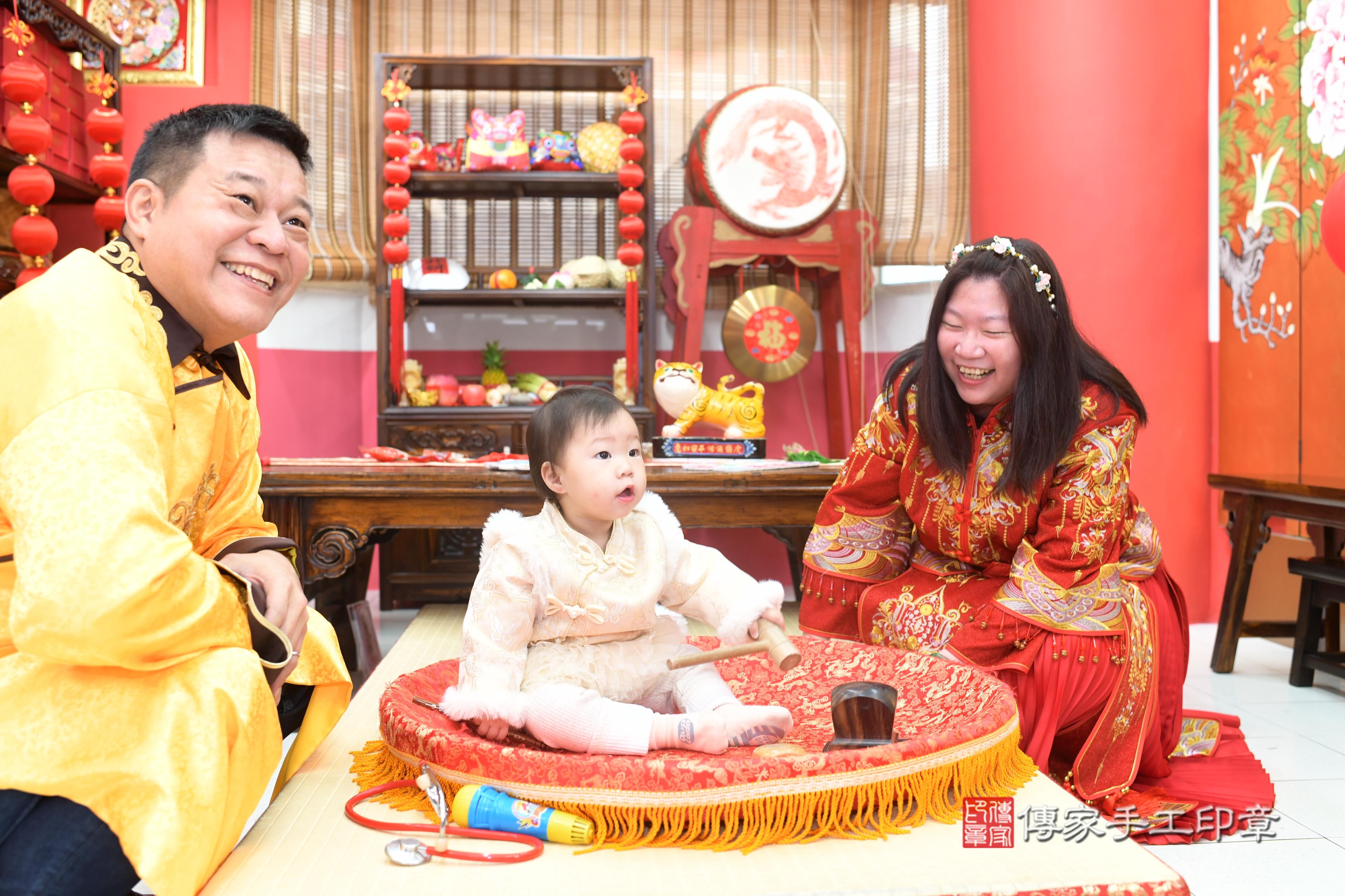 傳家手工印章高雄店、抓周、度脺、中國風會場、傳家嬰兒古禮、吉祥話、抓周道具物品24種、拍照。抓周證書。寶寶抓周、滿周歲、生日快樂、祝福 傳家手工印章高雄店、抓周、度脺、中國風會場、傳家嬰兒古禮、吉祥話、抓周道具物品24種、拍照。抓周證書。寶寶抓周、滿周歲、生日快樂、祝福