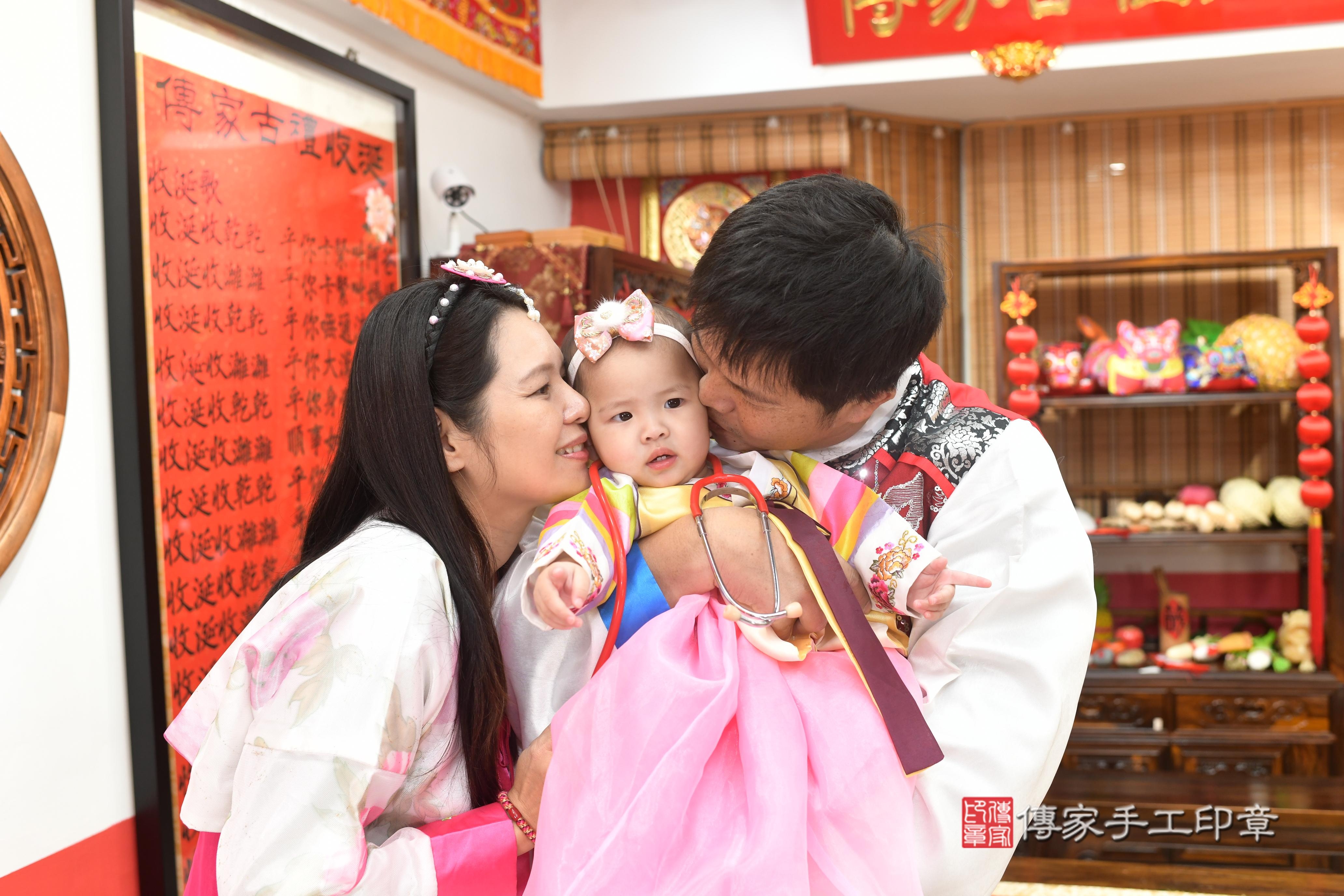 傳家手工印章高雄店、抓周、度脺、中國風會場、傳家嬰兒古禮、吉祥話、抓周道具物品24種、拍照。抓周證書。寶寶抓周、滿周歲、生日快樂、祝福