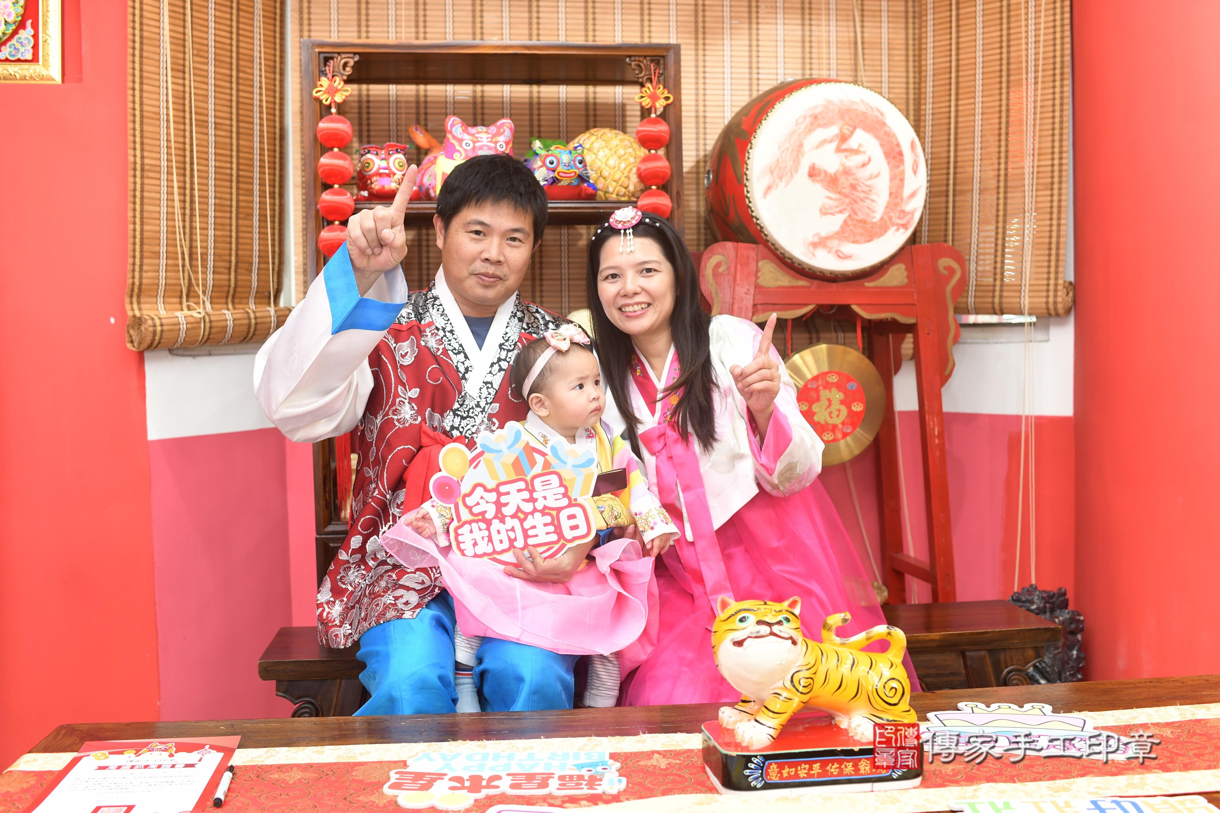 傳家手工印章高雄店、抓周、度脺、中國風會場、傳家嬰兒古禮、吉祥話、抓周道具物品24種、拍照。抓周證書。寶寶抓周、滿周歲、生日快樂、祝福 傳家手工印章高雄店、抓周、度脺、中國風會場、傳家嬰兒古禮、吉祥話、抓周道具物品24種、拍照。抓周證書。寶寶抓周、滿周歲、生日快樂、祝福