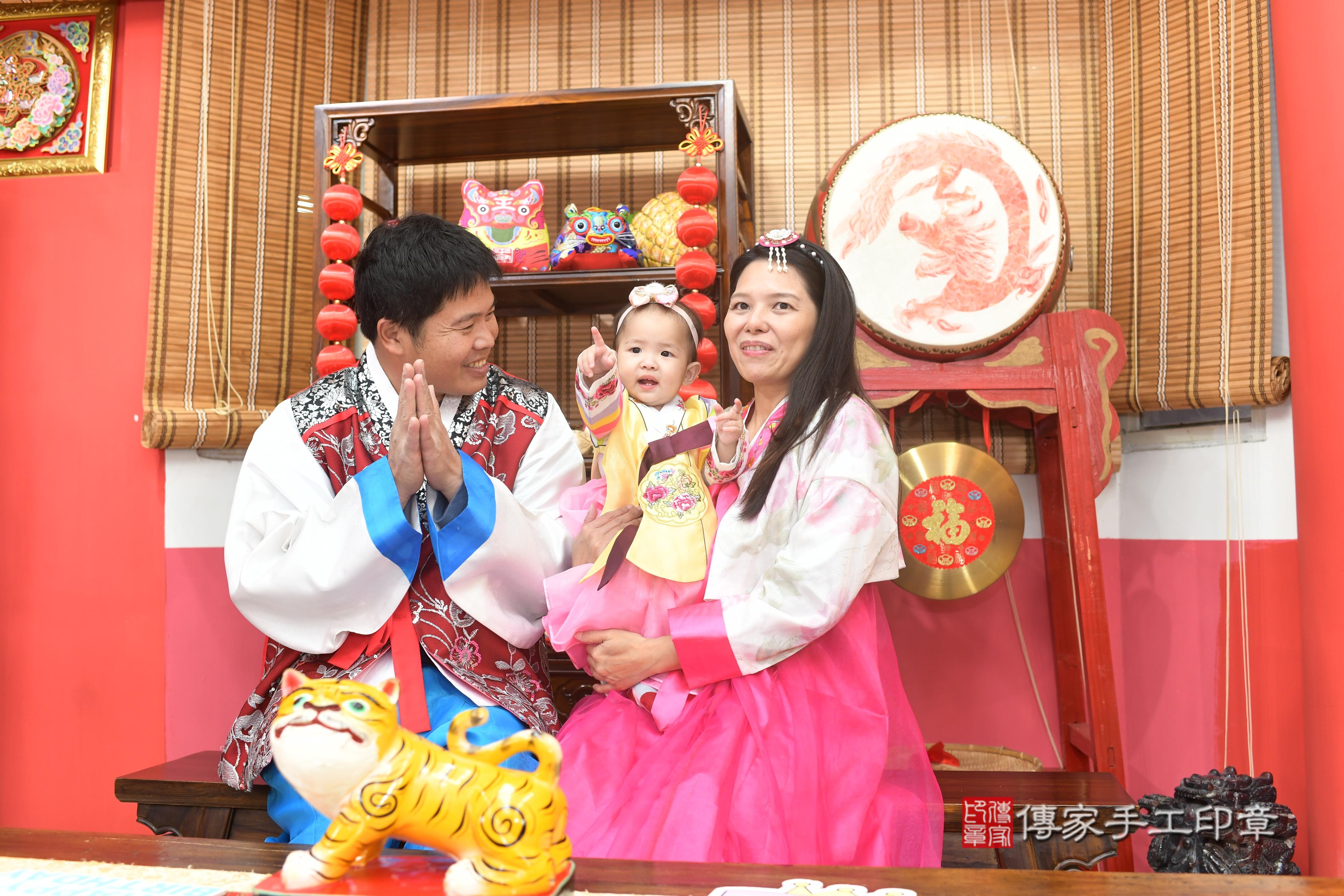 傳家手工印章高雄店、抓周、度脺、中國風會場、傳家嬰兒古禮、吉祥話、抓周道具物品24種、拍照。抓周證書。寶寶抓周、滿周歲、生日快樂、祝福 傳家手工印章高雄店、抓周、度脺、中國風會場、傳家嬰兒古禮、吉祥話、抓周道具物品24種、拍照。抓周證書。寶寶抓周、滿周歲、生日快樂、祝福