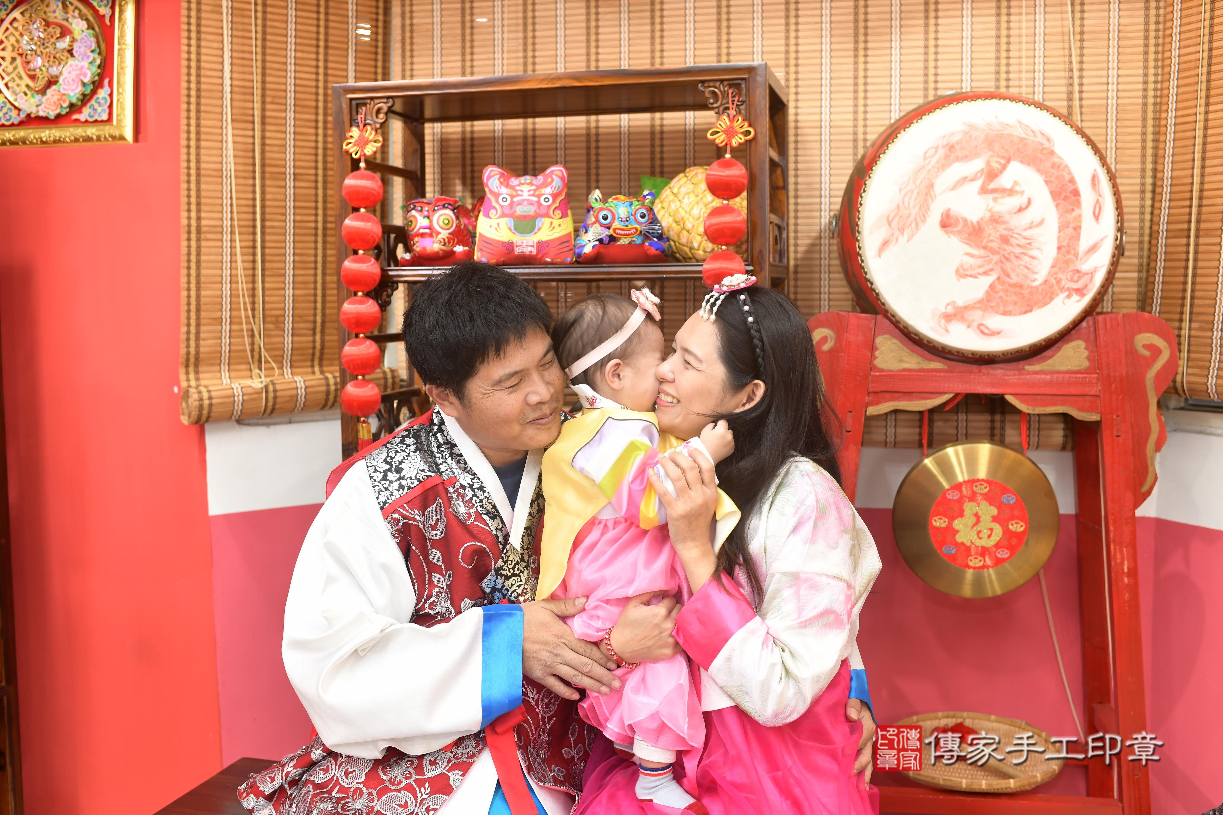 傳家手工印章高雄店、抓周、度脺、中國風會場、傳家嬰兒古禮、吉祥話、抓周道具物品24種、拍照。抓周證書。寶寶抓周、滿周歲、生日快樂、祝福 傳家手工印章高雄店、抓周、度脺、中國風會場、傳家嬰兒古禮、吉祥話、抓周道具物品24種、拍照。抓周證書。寶寶抓周、滿周歲、生日快樂、祝福