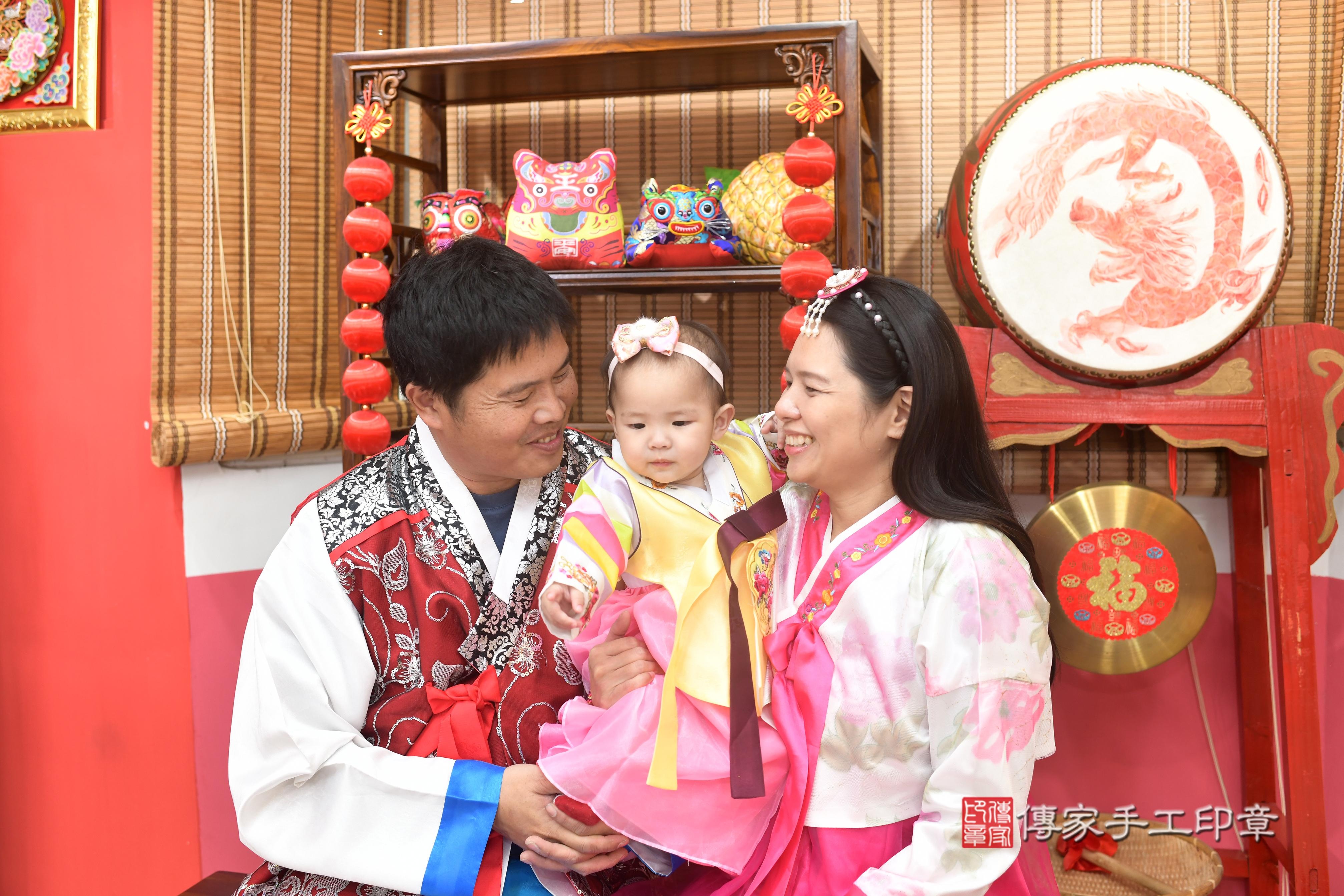 傳家手工印章高雄店、抓周、度脺、中國風會場、傳家嬰兒古禮、吉祥話、抓周道具物品24種、拍照。抓周證書。寶寶抓周、滿周歲、生日快樂、祝福 傳家手工印章高雄店、抓周、度脺、中國風會場、傳家嬰兒古禮、吉祥話、抓周道具物品24種、拍照。抓周證書。寶寶抓周、滿周歲、生日快樂、祝福