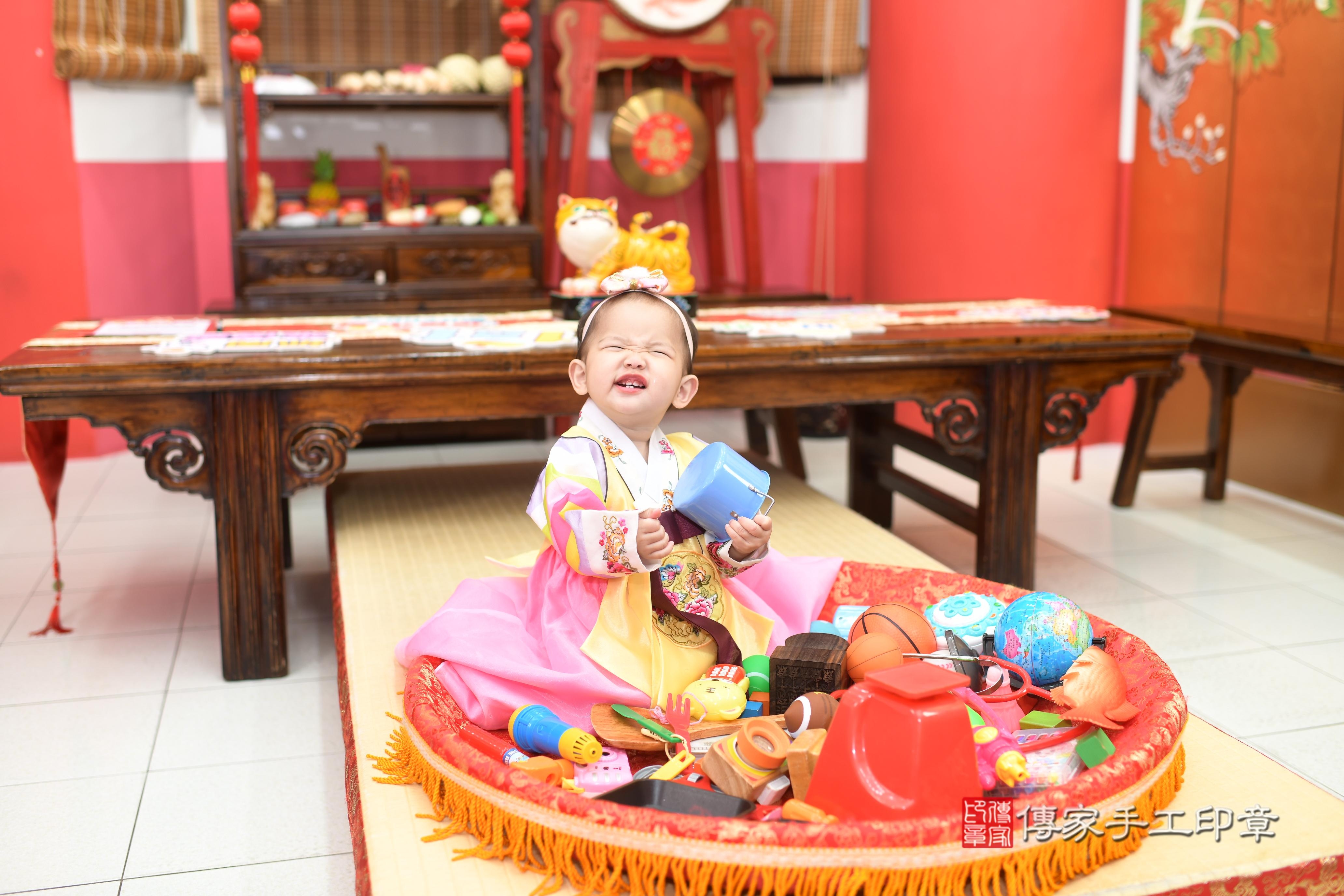 傳家手工印章高雄店、抓周、度脺、中國風會場、傳家嬰兒古禮、吉祥話、抓周道具物品24種、拍照。抓周證書。寶寶抓周、滿周歲、生日快樂、祝福 傳家手工印章高雄店、抓周、度脺、中國風會場、傳家嬰兒古禮、吉祥話、抓周道具物品24種、拍照。抓周證書。寶寶抓周、滿周歲、生日快樂、祝福