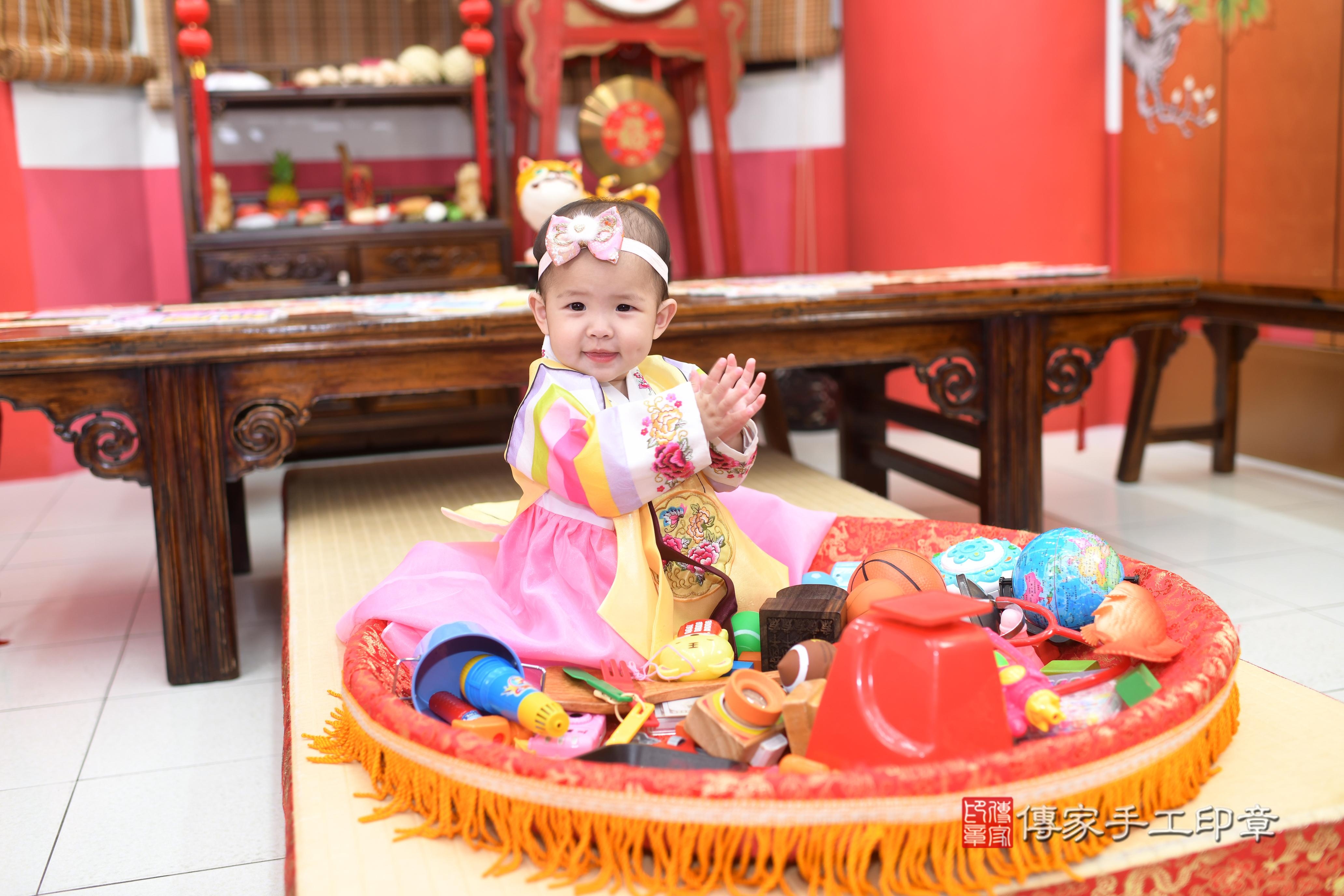 傳家手工印章高雄店、抓周、度脺、中國風會場、傳家嬰兒古禮、吉祥話、抓周道具物品24種、拍照。抓周證書。寶寶抓周、滿周歲、生日快樂、祝福 傳家手工印章高雄店、抓周、度脺、中國風會場、傳家嬰兒古禮、吉祥話、抓周道具物品24種、拍照。抓周證書。寶寶抓周、滿周歲、生日快樂、祝福