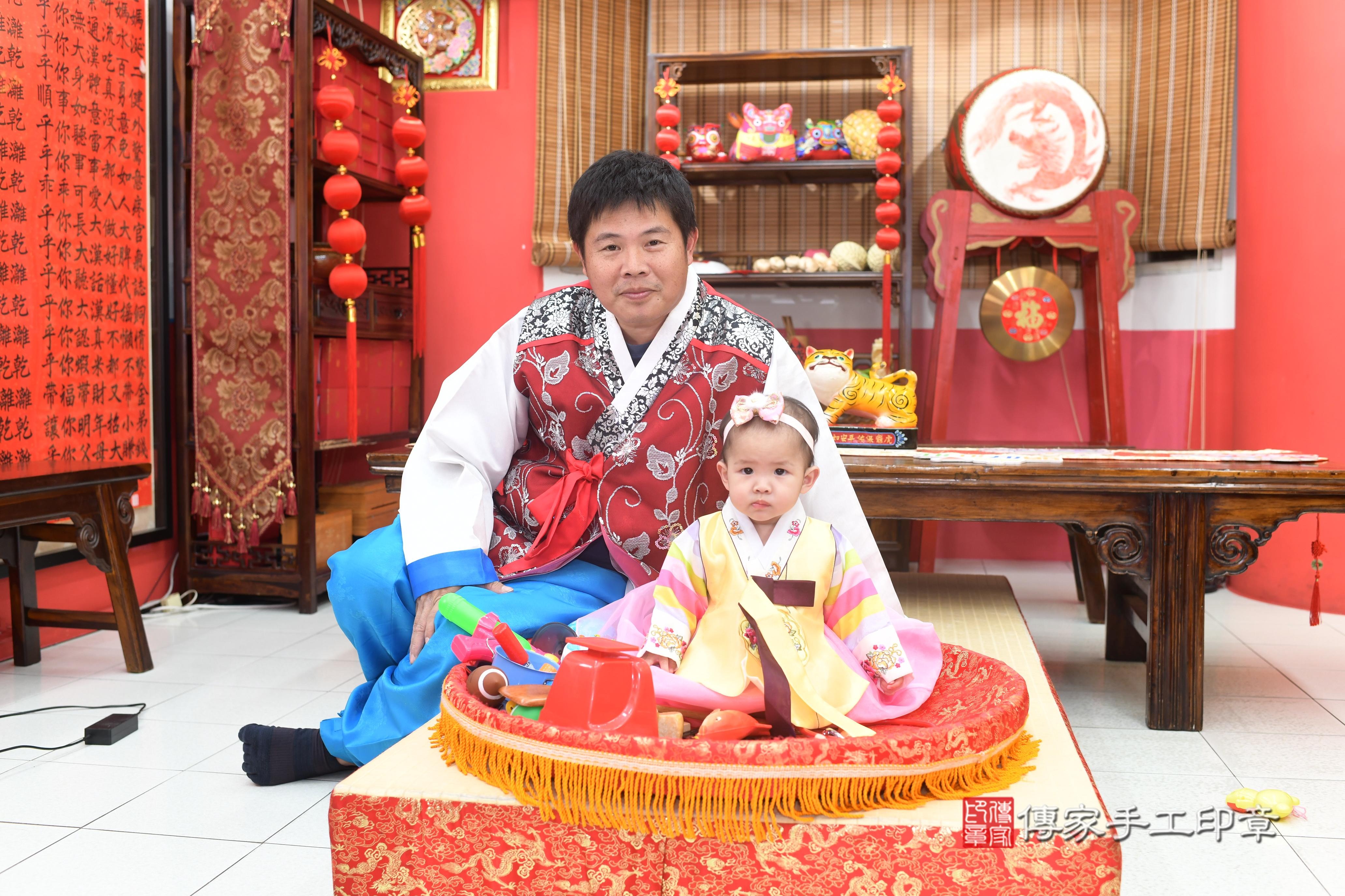 傳家手工印章高雄店、抓周、度脺、中國風會場、傳家嬰兒古禮、吉祥話、抓周道具物品24種、拍照。抓周證書。寶寶抓周、滿周歲、生日快樂、祝福 傳家手工印章高雄店、抓周、度脺、中國風會場、傳家嬰兒古禮、吉祥話、抓周道具物品24種、拍照。抓周證書。寶寶抓周、滿周歲、生日快樂、祝福