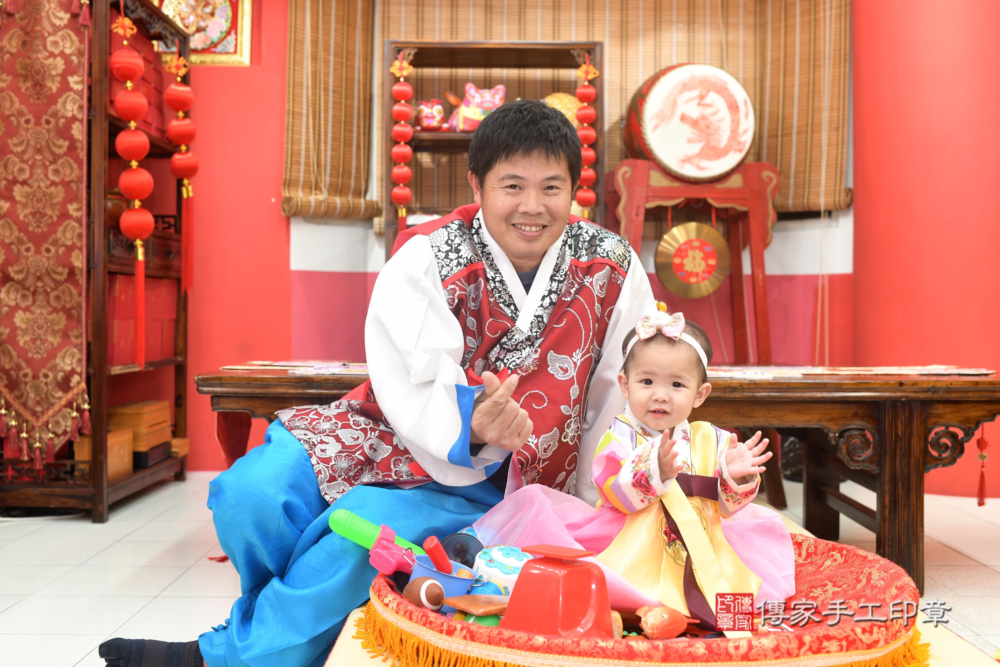 傳家手工印章高雄店、抓周、度脺、中國風會場、傳家嬰兒古禮、吉祥話、抓周道具物品24種、拍照。抓周證書。寶寶抓周、滿周歲、生日快樂、祝福 傳家手工印章高雄店、抓周、度脺、中國風會場、傳家嬰兒古禮、吉祥話、抓周道具物品24種、拍照。抓周證書。寶寶抓周、滿周歲、生日快樂、祝福