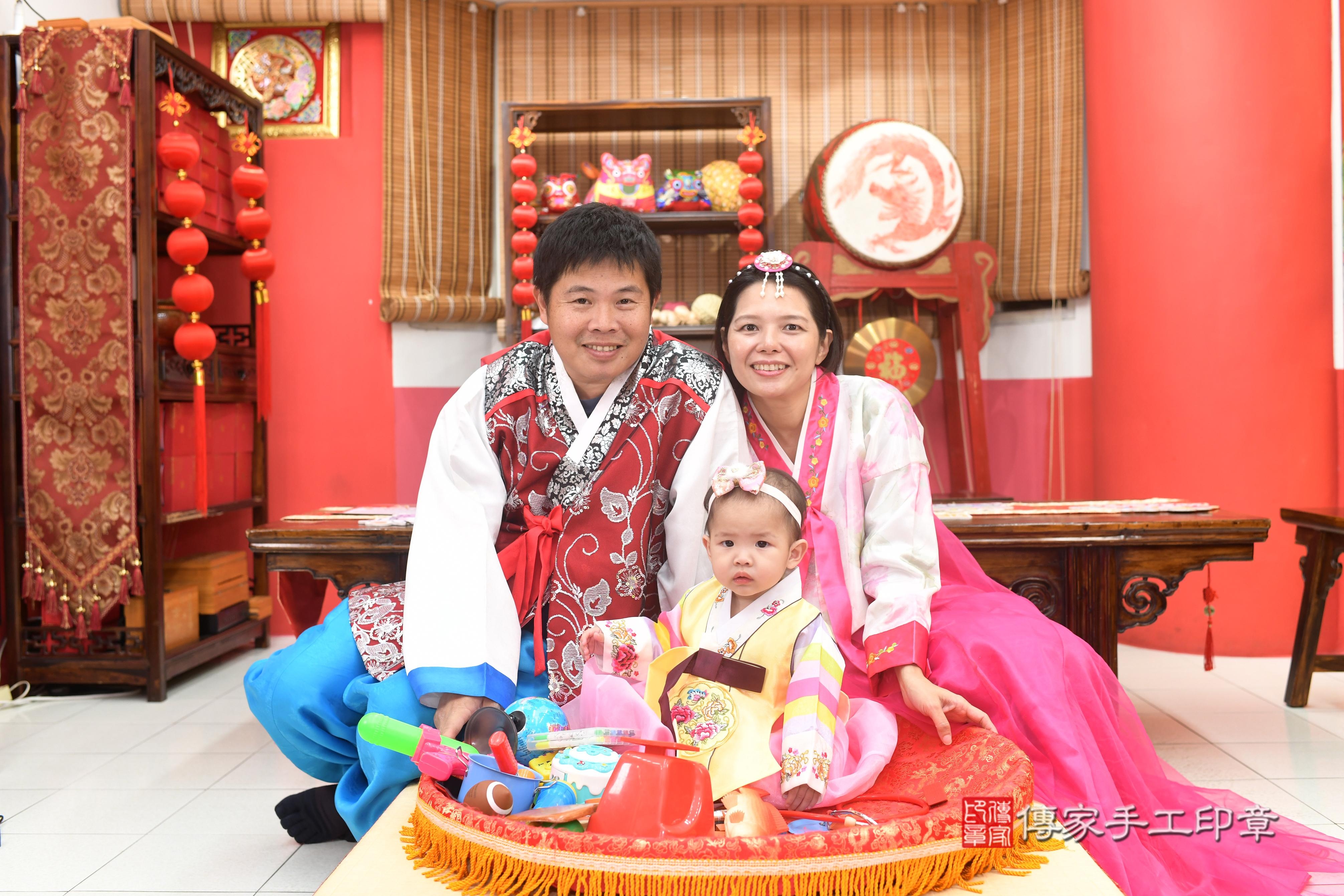 傳家手工印章高雄店、抓周、度脺、中國風會場、傳家嬰兒古禮、吉祥話、抓周道具物品24種、拍照。抓周證書。寶寶抓周、滿周歲、生日快樂、祝福 傳家手工印章高雄店、抓周、度脺、中國風會場、傳家嬰兒古禮、吉祥話、抓周道具物品24種、拍照。抓周證書。寶寶抓周、滿周歲、生日快樂、祝福