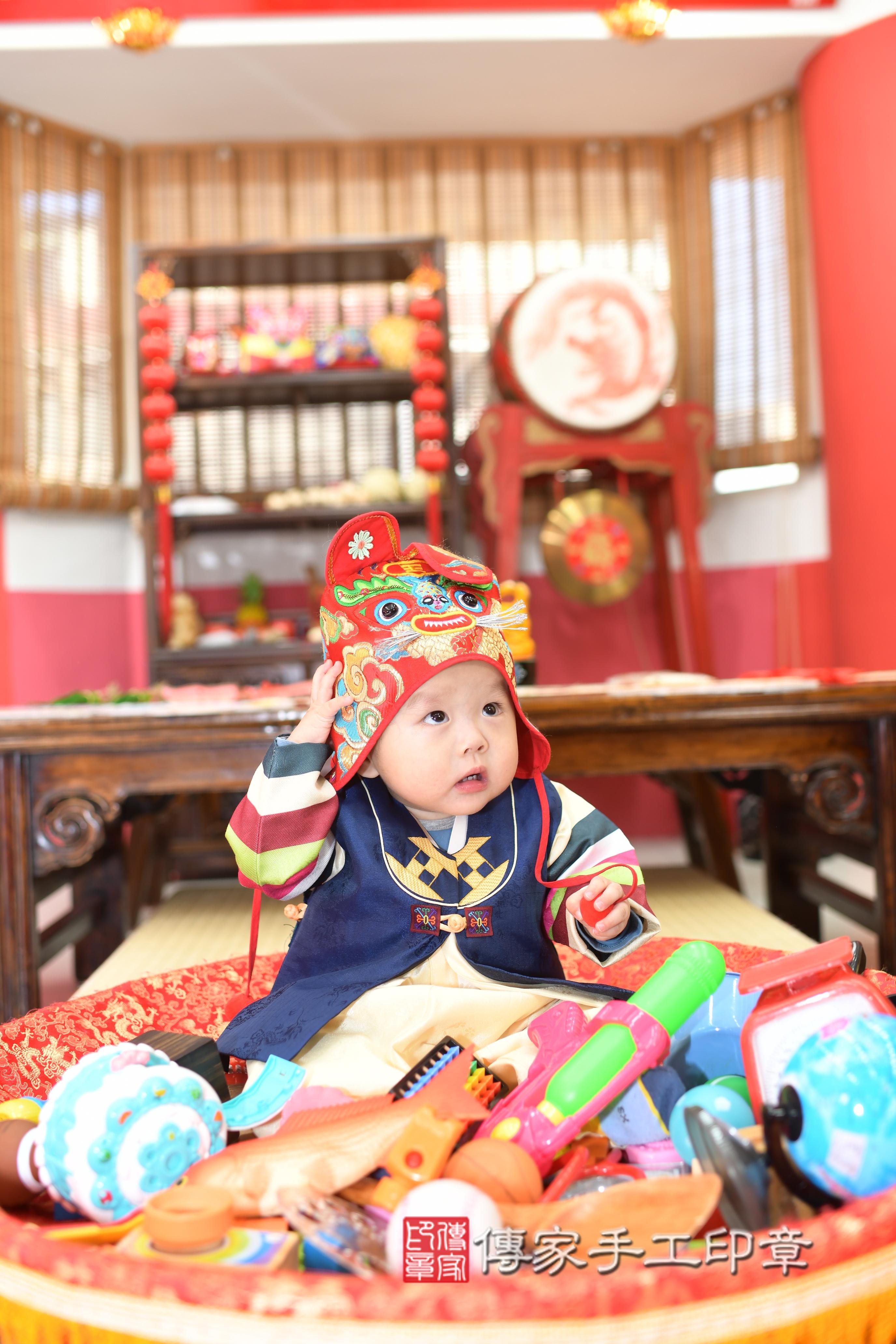 傳家手工印章高雄店、抓周、度脺、中國風會場、傳家嬰兒古禮、吉祥話、抓周道具物品24種、拍照。抓周證書。寶寶抓周、滿周歲、生日快樂、祝福 傳家手工印章高雄店、抓周、度脺、中國風會場、傳家嬰兒古禮、吉祥話、抓周道具物品24種、拍照。抓周證書。寶寶抓周、滿周歲、生日快樂、祝福