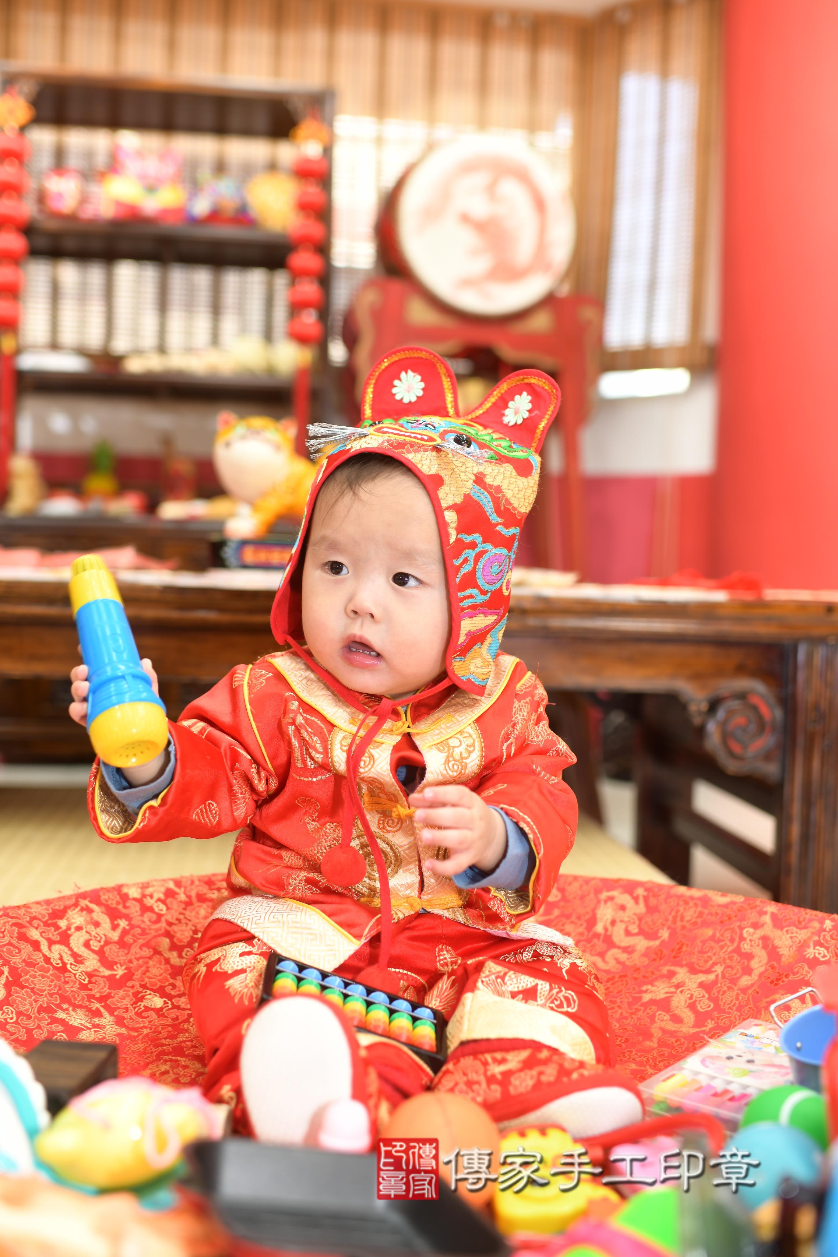 傳家手工印章高雄店、抓周、度脺、中國風會場、傳家嬰兒古禮、吉祥話、抓周道具物品24種、拍照。抓周證書。寶寶抓周、滿周歲、生日快樂、祝福 傳家手工印章高雄店、抓周、度脺、中國風會場、傳家嬰兒古禮、吉祥話、抓周道具物品24種、拍照。抓周證書。寶寶抓周、滿周歲、生日快樂、祝福