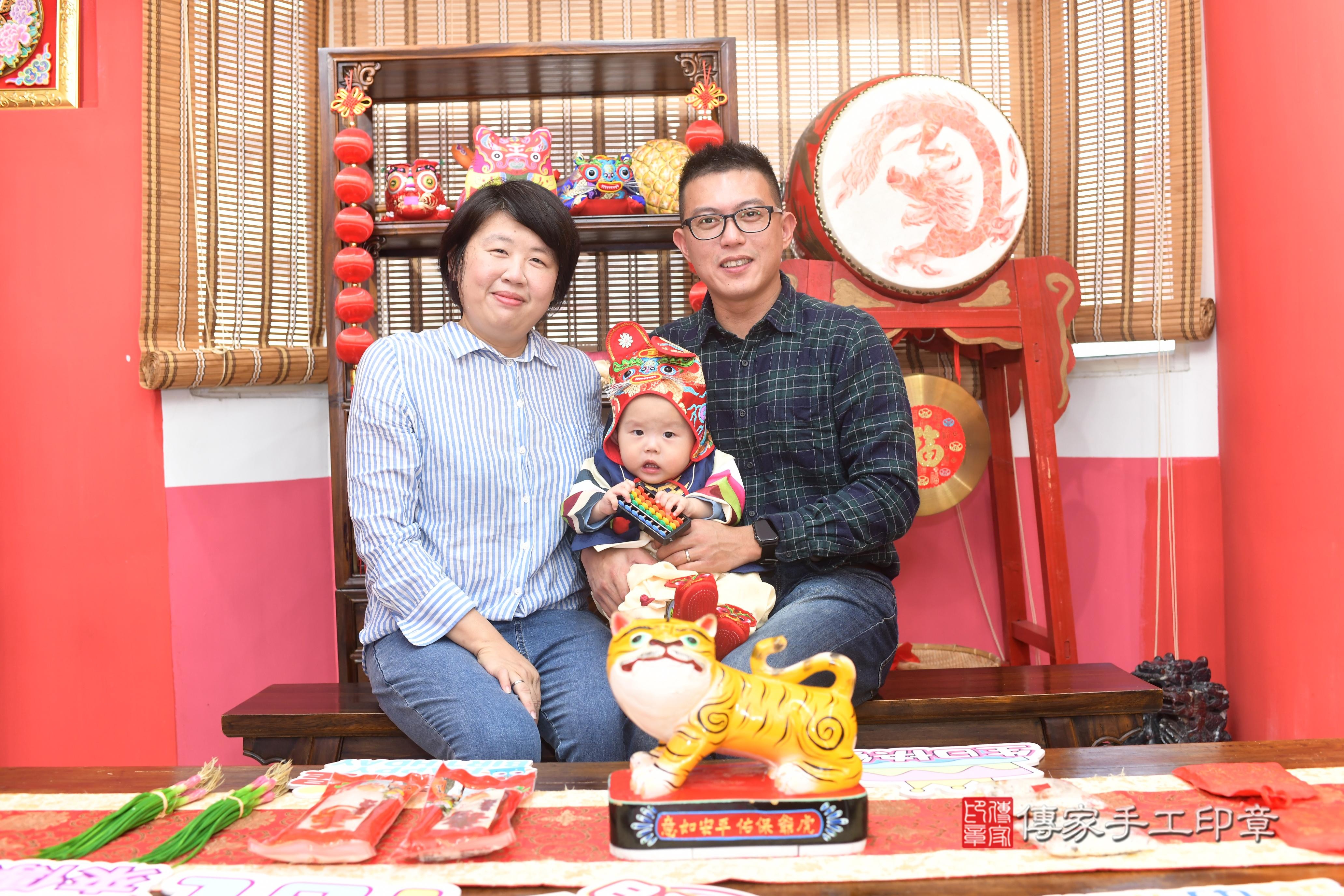 傳家手工印章高雄店、抓周、度脺、中國風會場、傳家嬰兒古禮、吉祥話、抓周道具物品24種、拍照。抓周證書。寶寶抓周、滿周歲、生日快樂、祝福 傳家手工印章高雄店、抓周、度脺、中國風會場、傳家嬰兒古禮、吉祥話、抓周道具物品24種、拍照。抓周證書。寶寶抓周、滿周歲、生日快樂、祝福