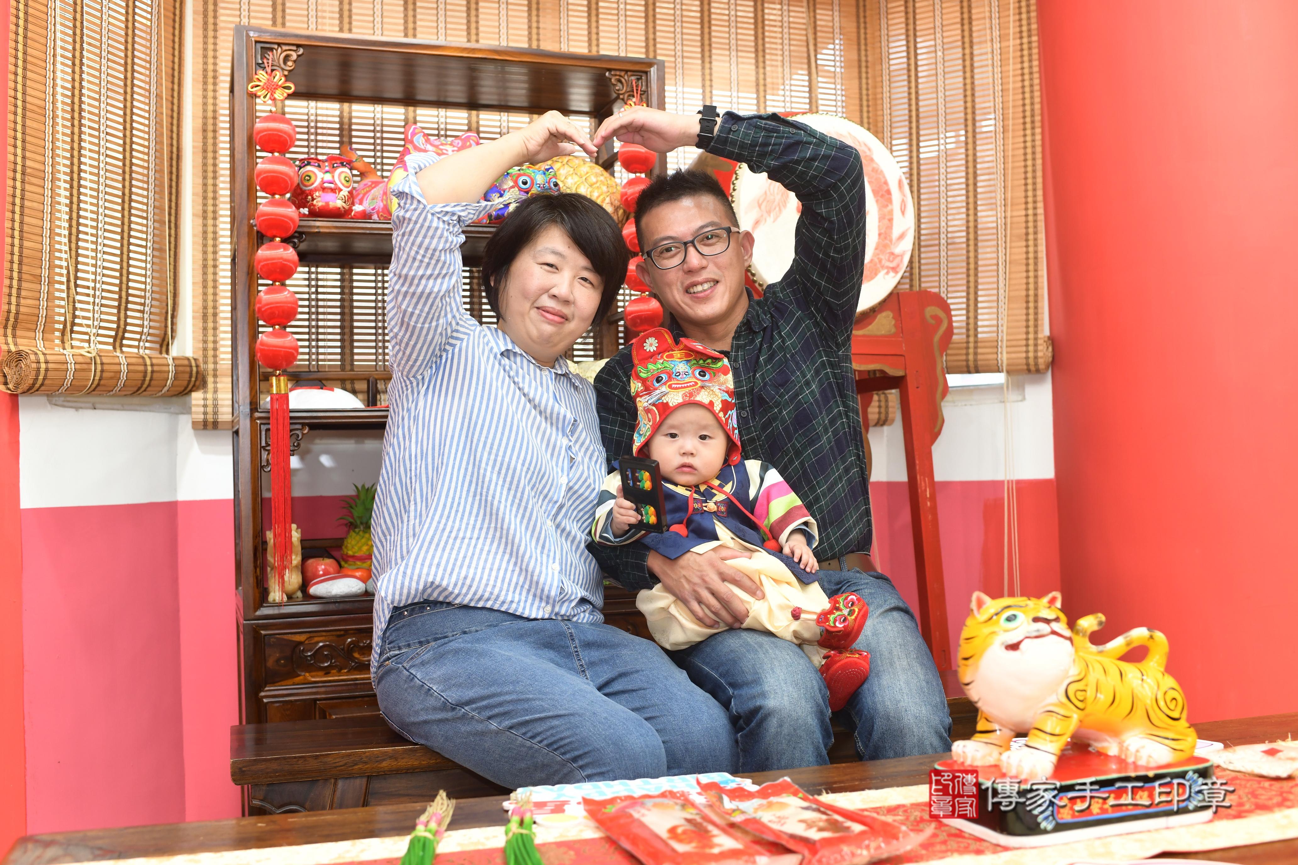 傳家手工印章高雄店、抓周、度脺、中國風會場、傳家嬰兒古禮、吉祥話、抓周道具物品24種、拍照。抓周證書。寶寶抓周、滿周歲、生日快樂、祝福 傳家手工印章高雄店、抓周、度脺、中國風會場、傳家嬰兒古禮、吉祥話、抓周道具物品24種、拍照。抓周證書。寶寶抓周、滿周歲、生日快樂、祝福