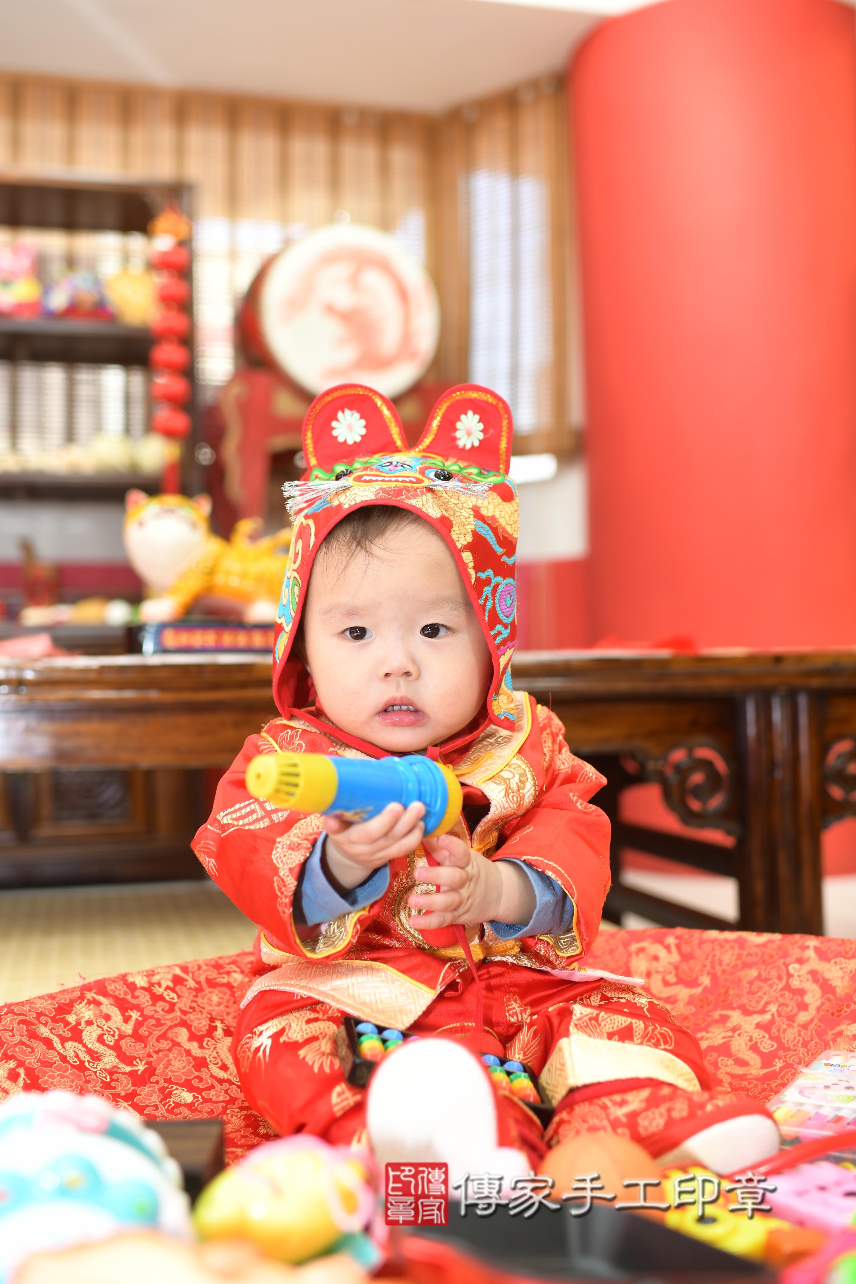 傳家手工印章高雄店、抓周、度脺、中國風會場、傳家嬰兒古禮、吉祥話、抓周道具物品24種、拍照。抓周證書。寶寶抓周、滿周歲、生日快樂、祝福 傳家手工印章高雄店、抓周、度脺、中國風會場、傳家嬰兒古禮、吉祥話、抓周道具物品24種、拍照。抓周證書。寶寶抓周、滿周歲、生日快樂、祝福
