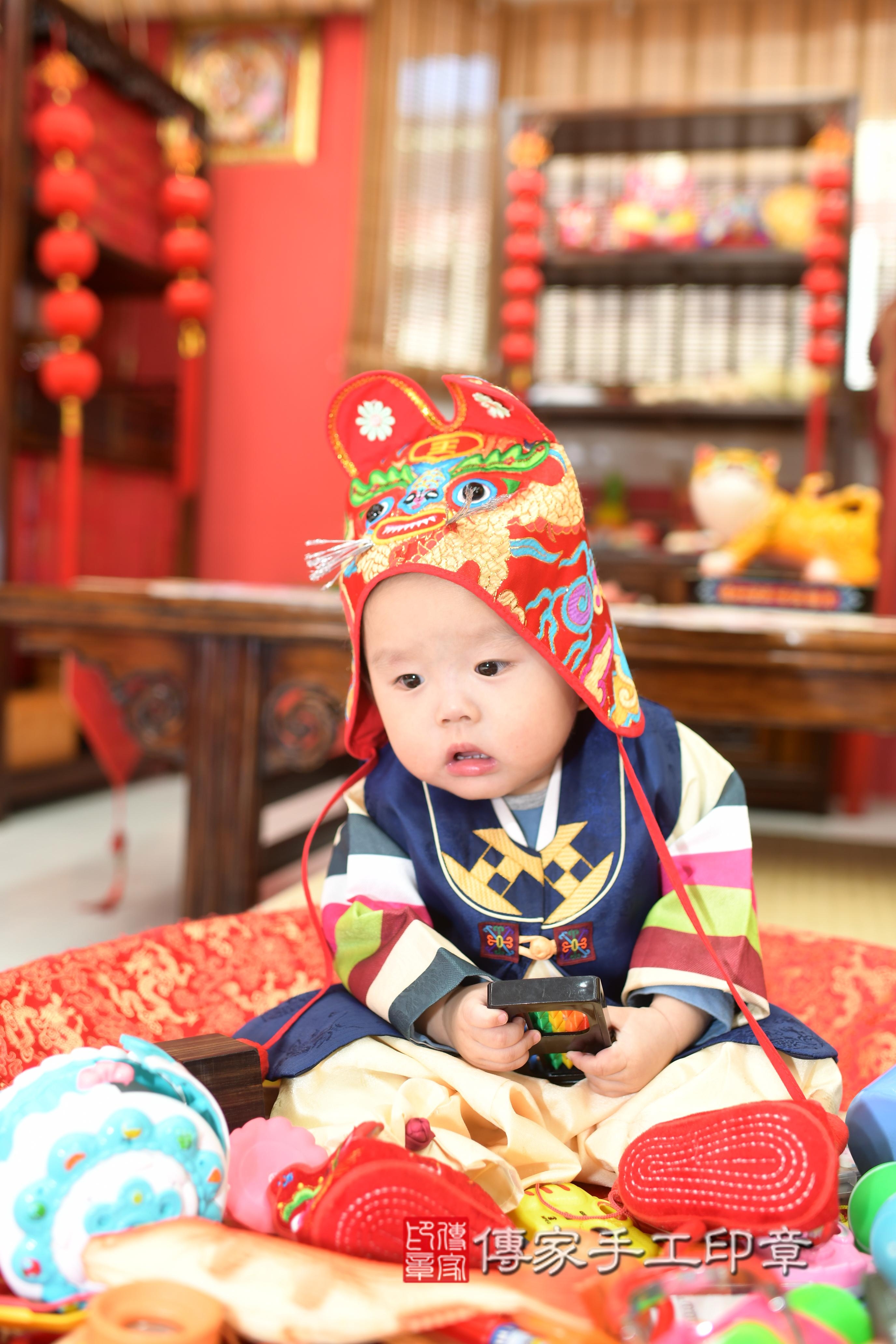 傳家手工印章高雄店、抓周、度脺、中國風會場、傳家嬰兒古禮、吉祥話、抓周道具物品24種、拍照。抓周證書。寶寶抓周、滿周歲、生日快樂、祝福 傳家手工印章高雄店、抓周、度脺、中國風會場、傳家嬰兒古禮、吉祥話、抓周道具物品24種、拍照。抓周證書。寶寶抓周、滿周歲、生日快樂、祝福