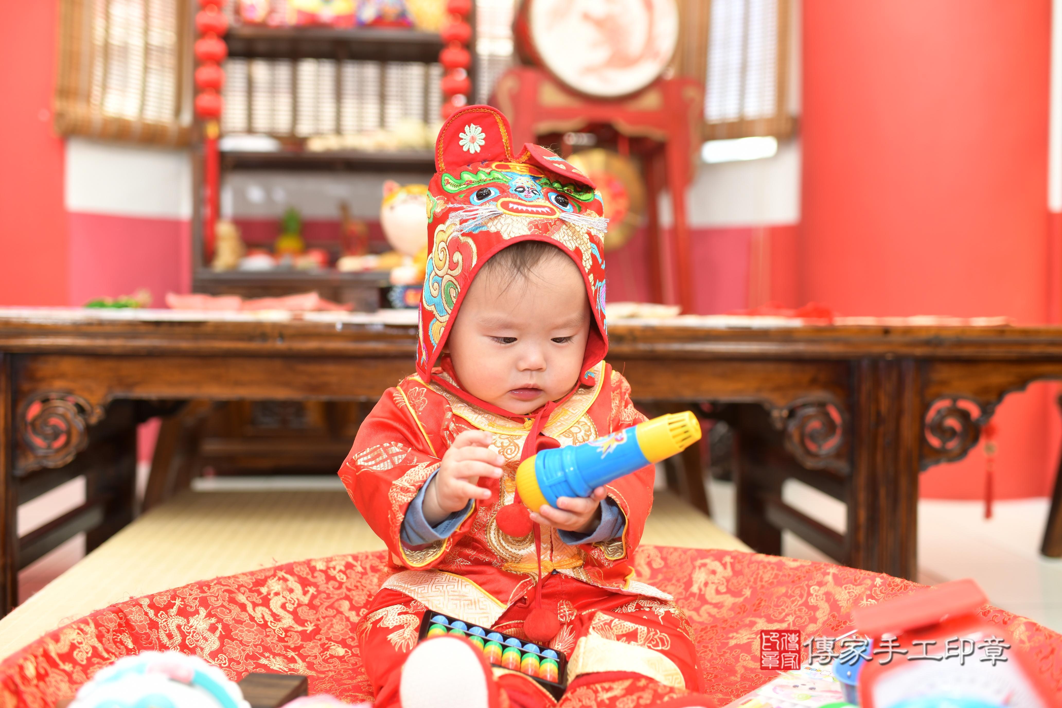 傳家手工印章高雄店、抓周、度脺、中國風會場、傳家嬰兒古禮、吉祥話、抓周道具物品24種、拍照。抓周證書。寶寶抓周、滿周歲、生日快樂、祝福 傳家手工印章高雄店、抓周、度脺、中國風會場、傳家嬰兒古禮、吉祥話、抓周道具物品24種、拍照。抓周證書。寶寶抓周、滿周歲、生日快樂、祝福