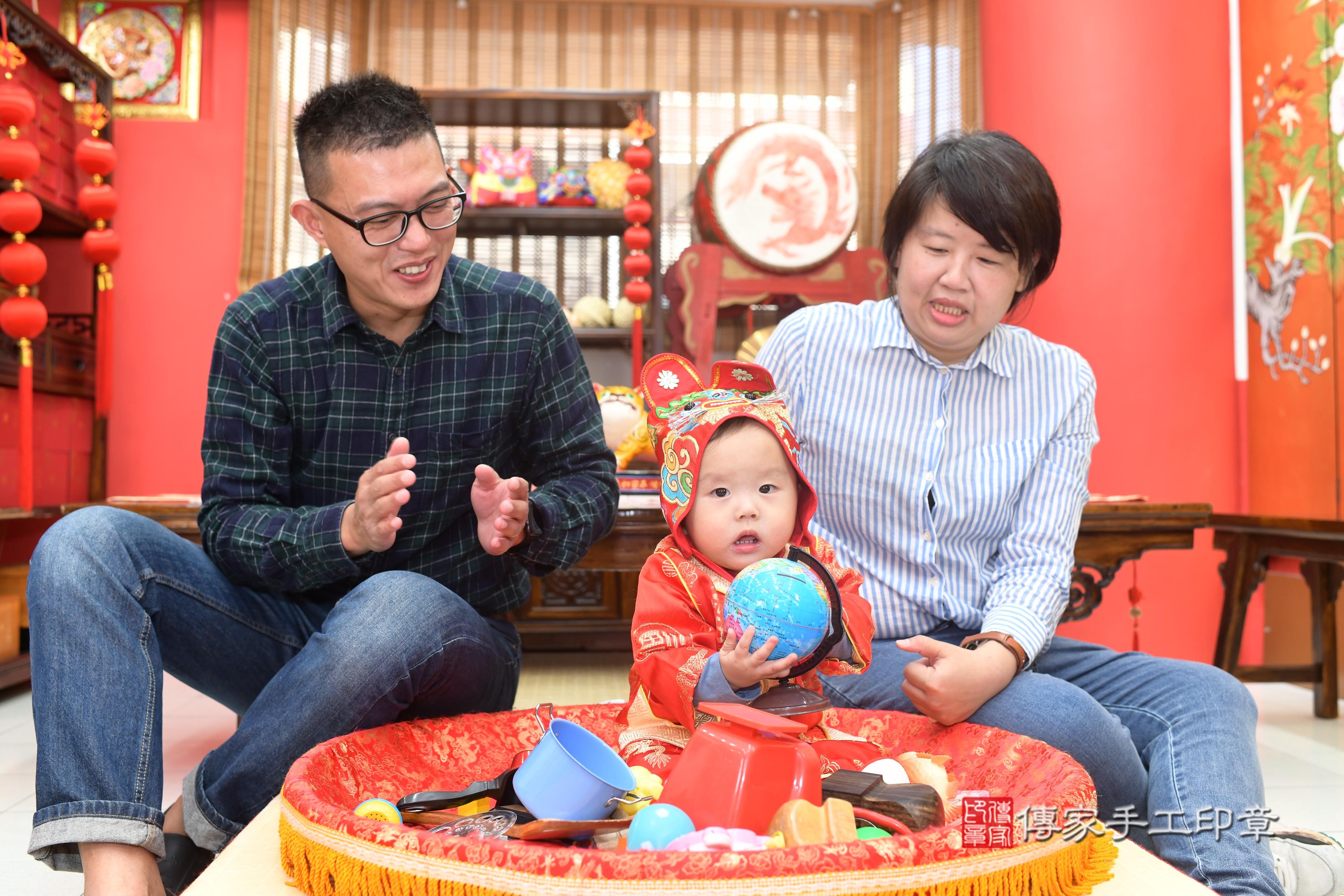 傳家手工印章高雄店、抓周、度脺、中國風會場、傳家嬰兒古禮、吉祥話、抓周道具物品24種、拍照。抓周證書。寶寶抓周、滿周歲、生日快樂、祝福 傳家手工印章高雄店、抓周、度脺、中國風會場、傳家嬰兒古禮、吉祥話、抓周道具物品24種、拍照。抓周證書。寶寶抓周、滿周歲、生日快樂、祝福