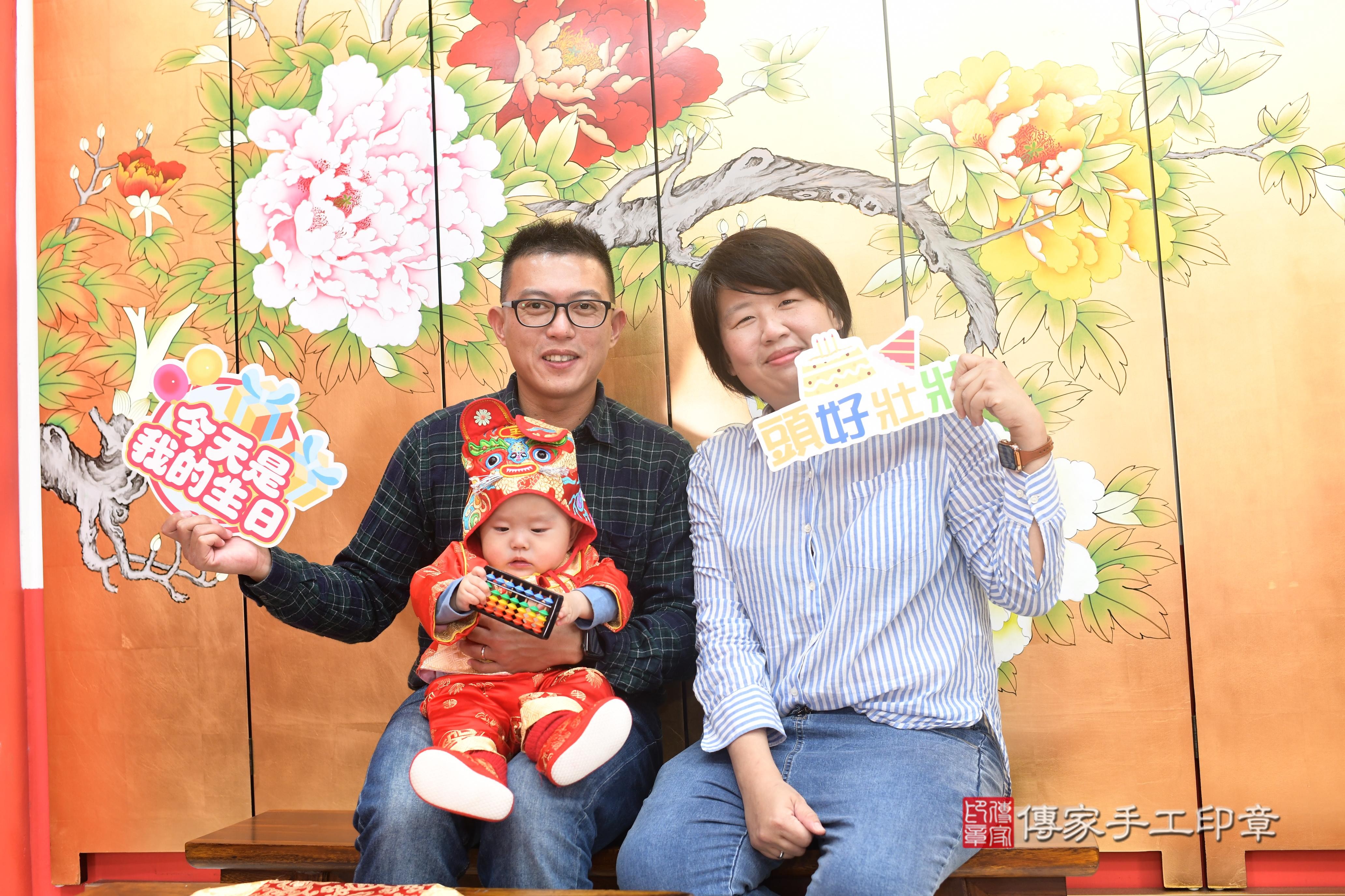 傳家手工印章高雄店、抓周、度脺、中國風會場、傳家嬰兒古禮、吉祥話、抓周道具物品24種、拍照。抓周證書。寶寶抓周、滿周歲、生日快樂、祝福 傳家手工印章高雄店、抓周、度脺、中國風會場、傳家嬰兒古禮、吉祥話、抓周道具物品24種、拍照。抓周證書。寶寶抓周、滿周歲、生日快樂、祝福