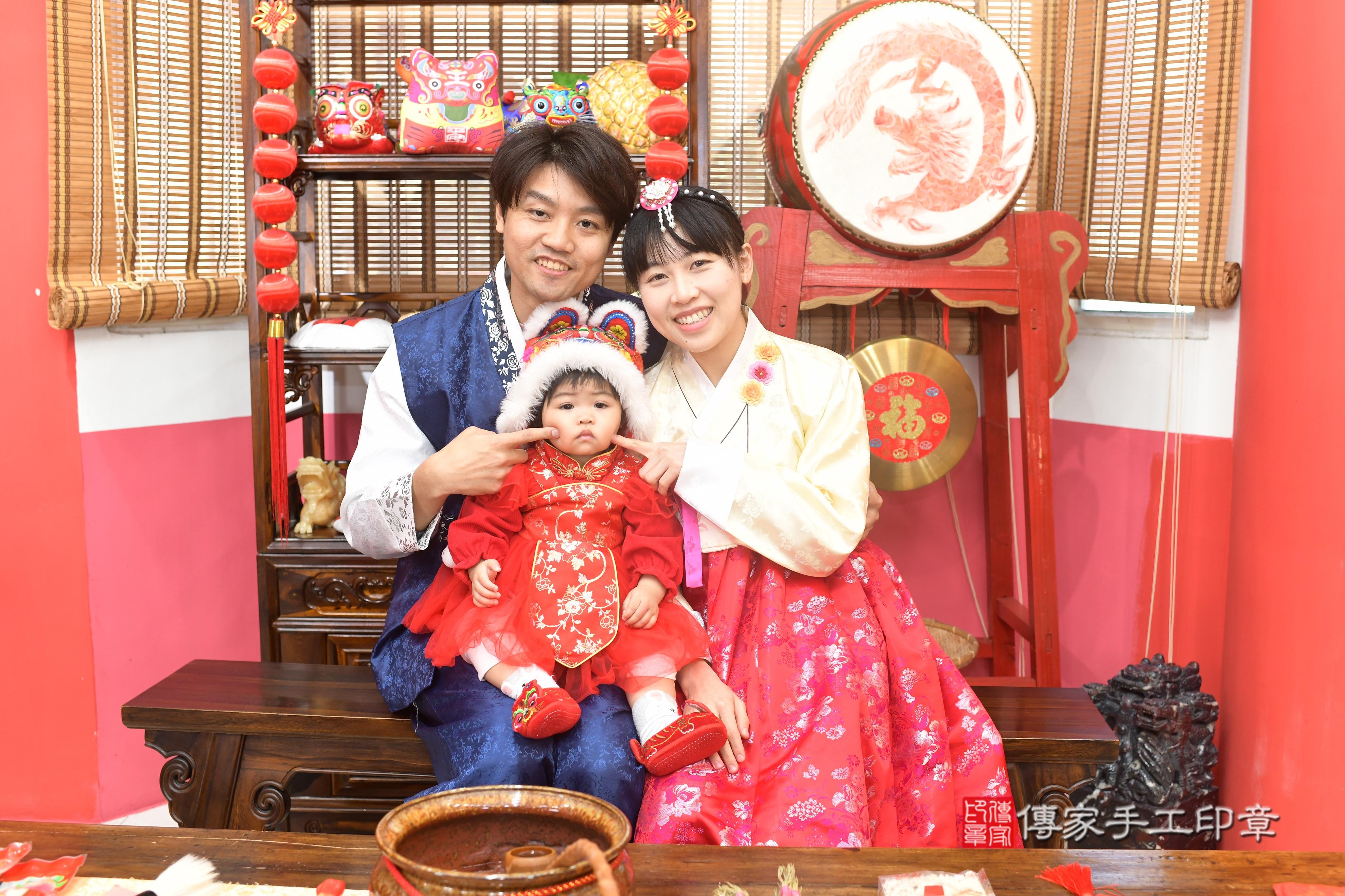 傳家手工印章高雄店、抓周、度脺、中國風會場、傳家嬰兒古禮、吉祥話、抓周道具物品24種、拍照。抓周證書。寶寶抓周、滿周歲、生日快樂、祝福