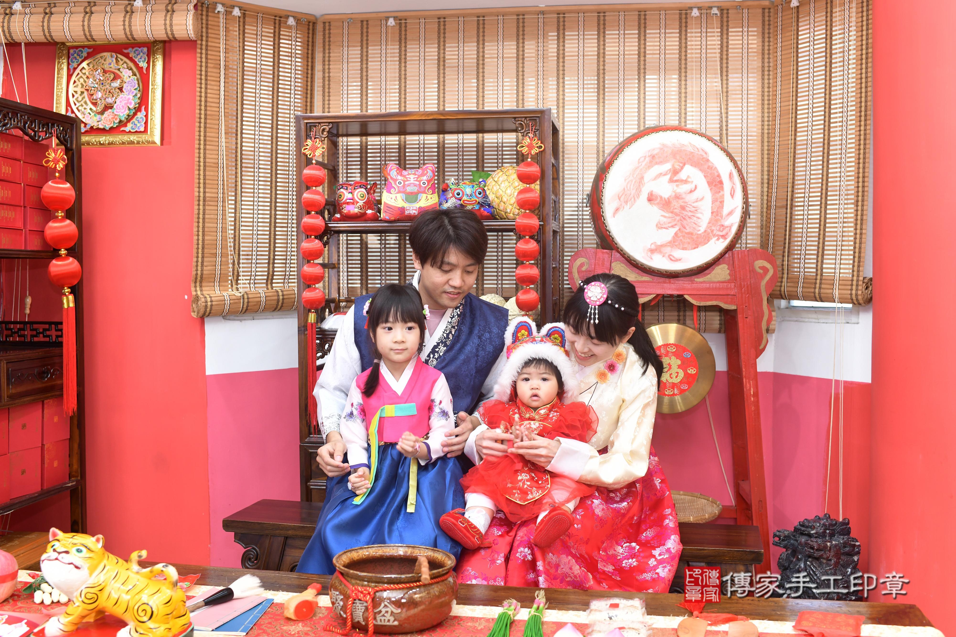 傳家手工印章高雄店、抓周、度脺、中國風會場、傳家嬰兒古禮、吉祥話、抓周道具物品24種、拍照。抓周證書。寶寶抓周、滿周歲、生日快樂、祝福