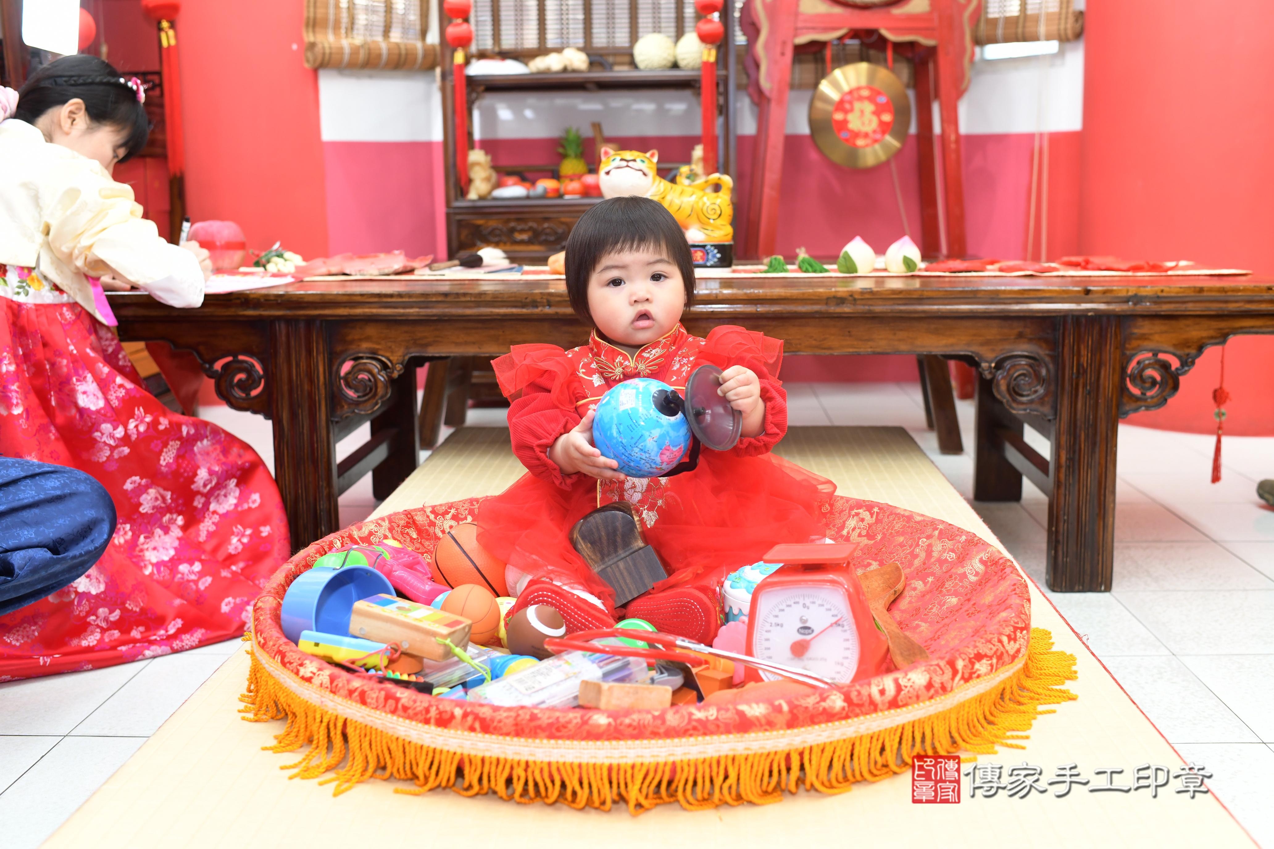 傳家手工印章高雄店、抓周、度脺、中國風會場、傳家嬰兒古禮、吉祥話、抓周道具物品24種、拍照。抓周證書。寶寶抓周、滿周歲、生日快樂、祝福
