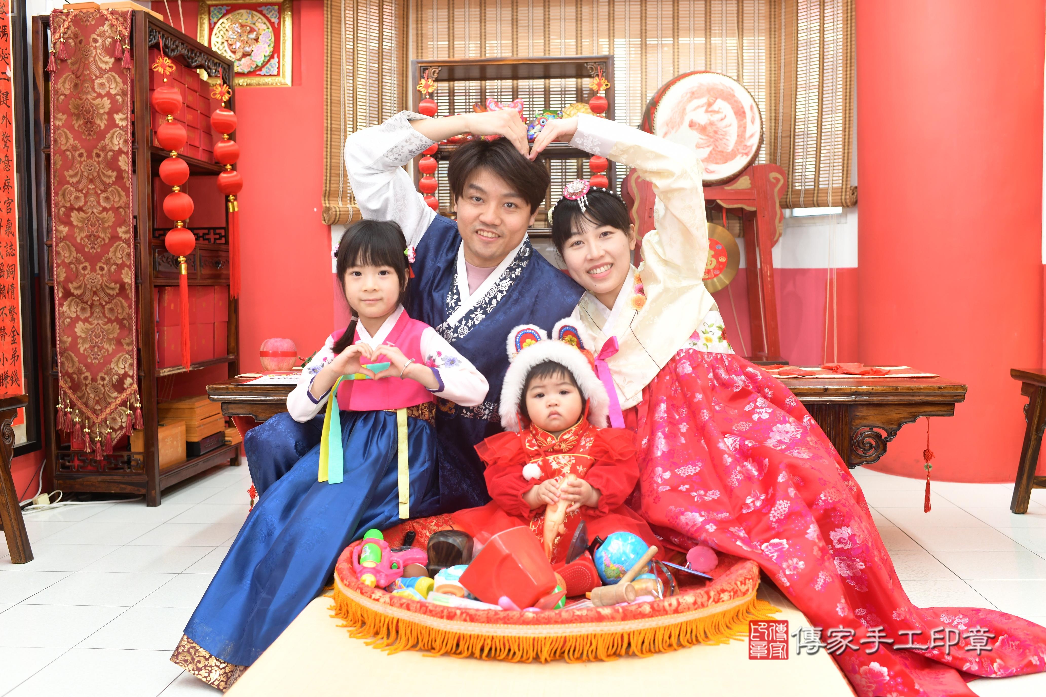 傳家手工印章高雄店、抓周、度脺、中國風會場、傳家嬰兒古禮、吉祥話、抓周道具物品24種、拍照。抓周證書。寶寶抓周、滿周歲、生日快樂、祝福