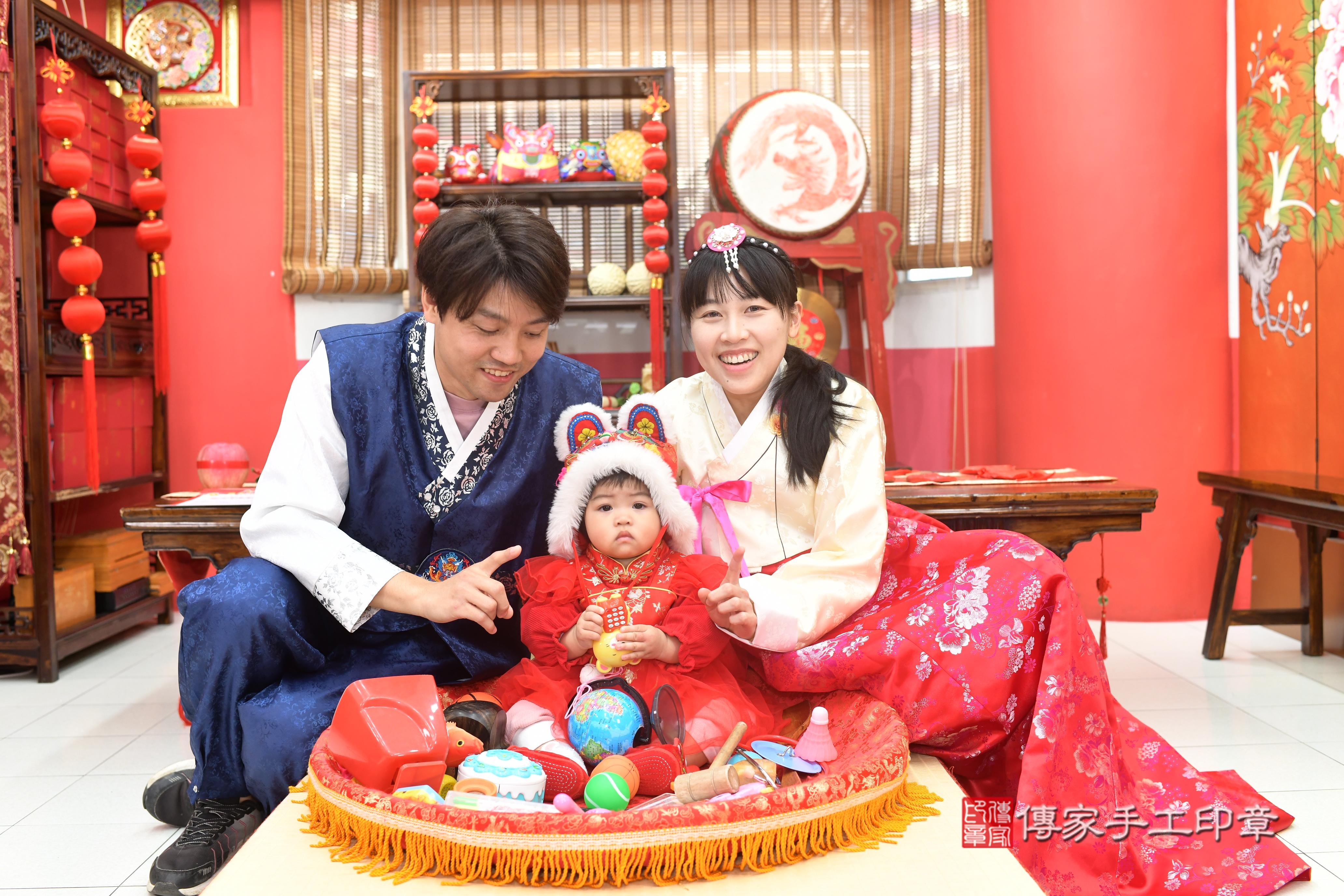 傳家手工印章高雄店、抓周、度脺、中國風會場、傳家嬰兒古禮、吉祥話、抓周道具物品24種、拍照。抓周證書。寶寶抓周、滿周歲、生日快樂、祝福