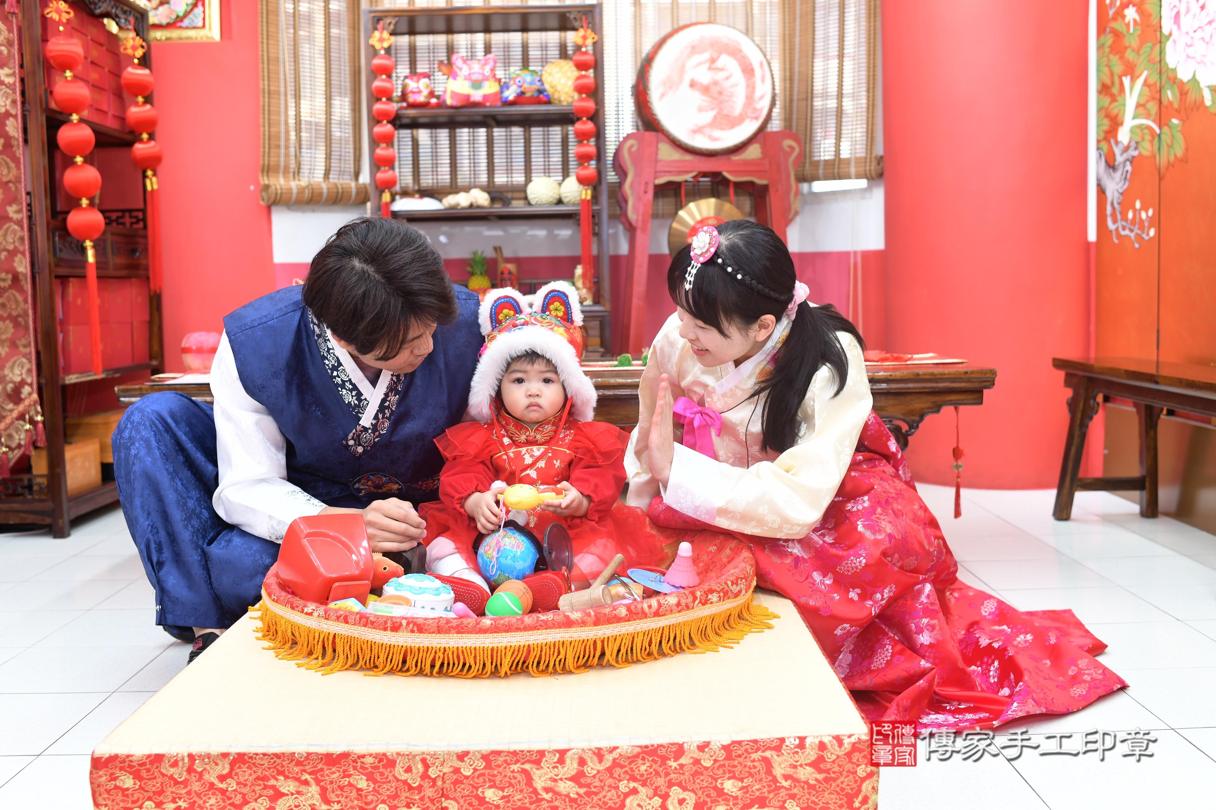 傳家手工印章高雄店、抓周、度脺、中國風會場、傳家嬰兒古禮、吉祥話、抓周道具物品24種、拍照。抓周證書。寶寶抓周、滿周歲、生日快樂、祝福