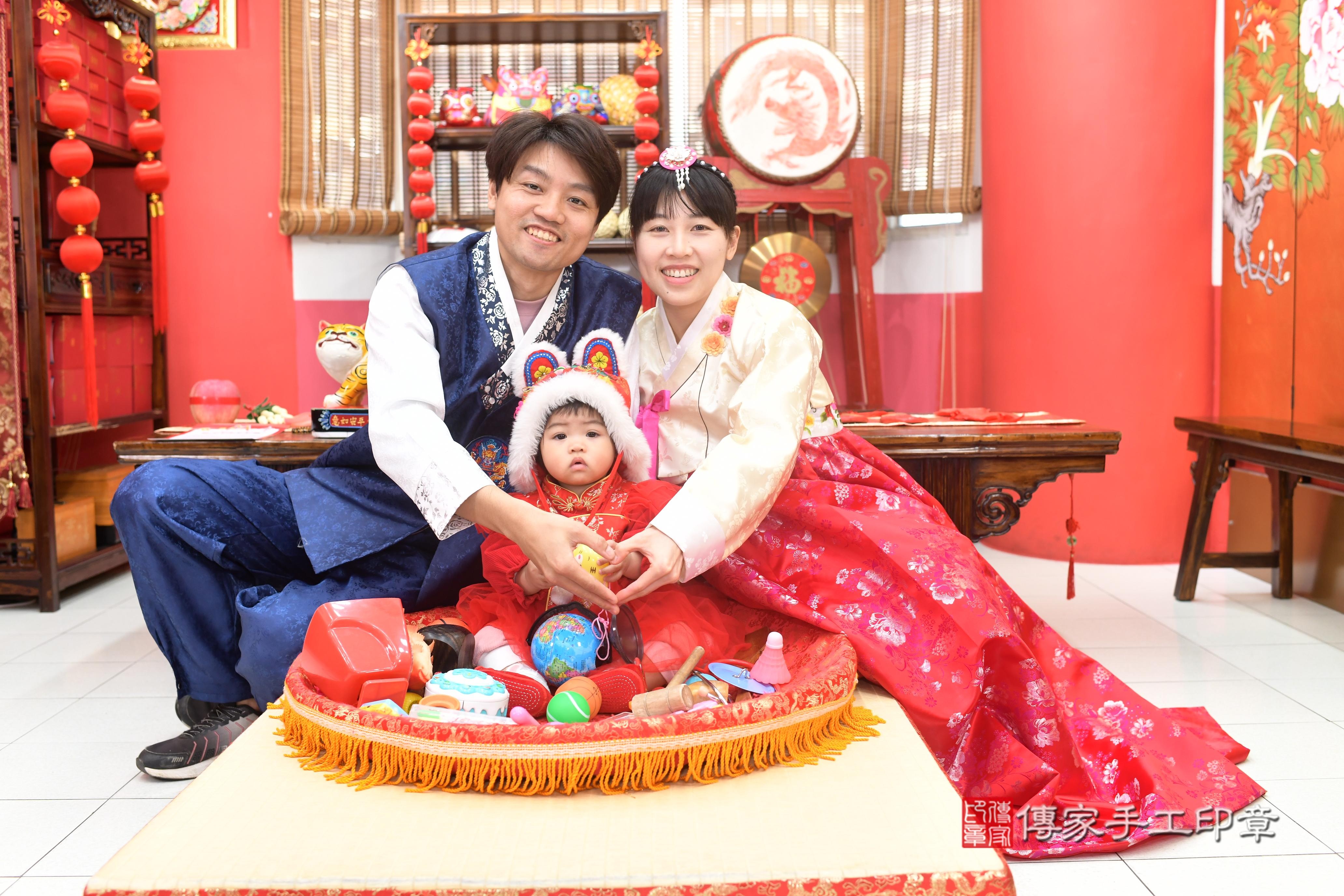 傳家手工印章高雄店、抓周、度脺、中國風會場、傳家嬰兒古禮、吉祥話、抓周道具物品24種、拍照。抓周證書。寶寶抓周、滿周歲、生日快樂、祝福