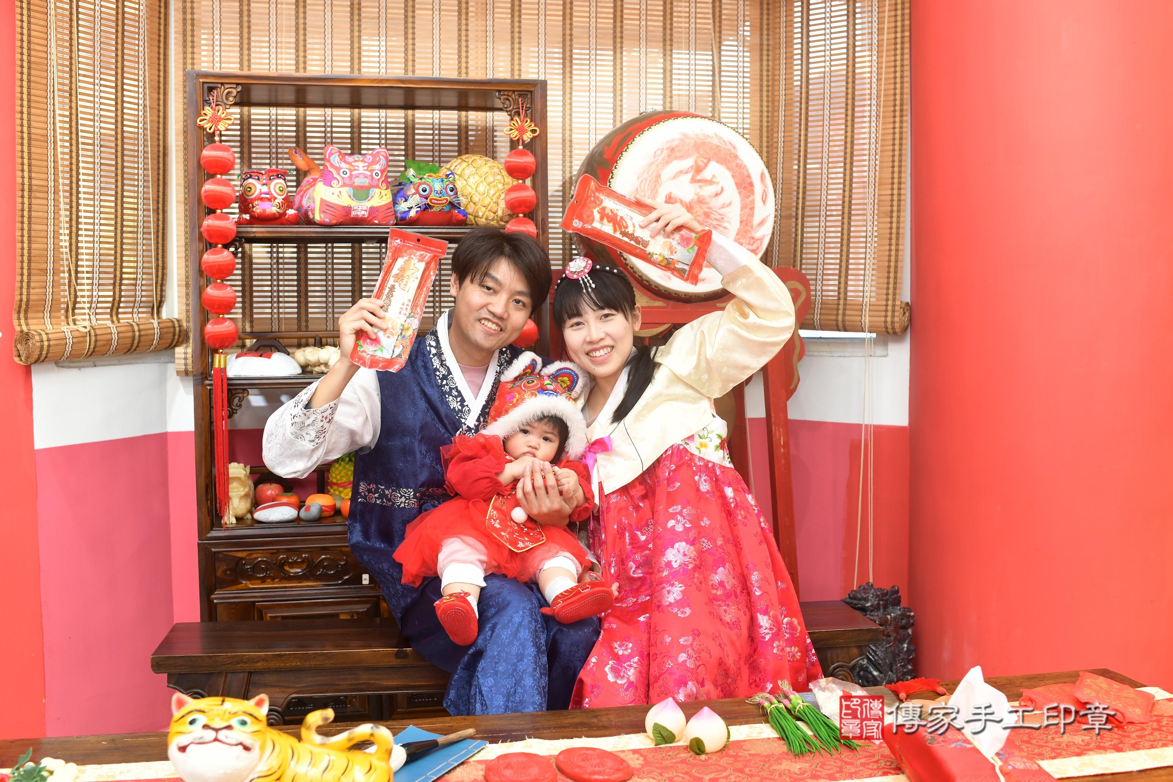 傳家手工印章高雄店、抓周、度脺、中國風會場、傳家嬰兒古禮、吉祥話、抓周道具物品24種、拍照。抓周證書。寶寶抓周、滿周歲、生日快樂、祝福