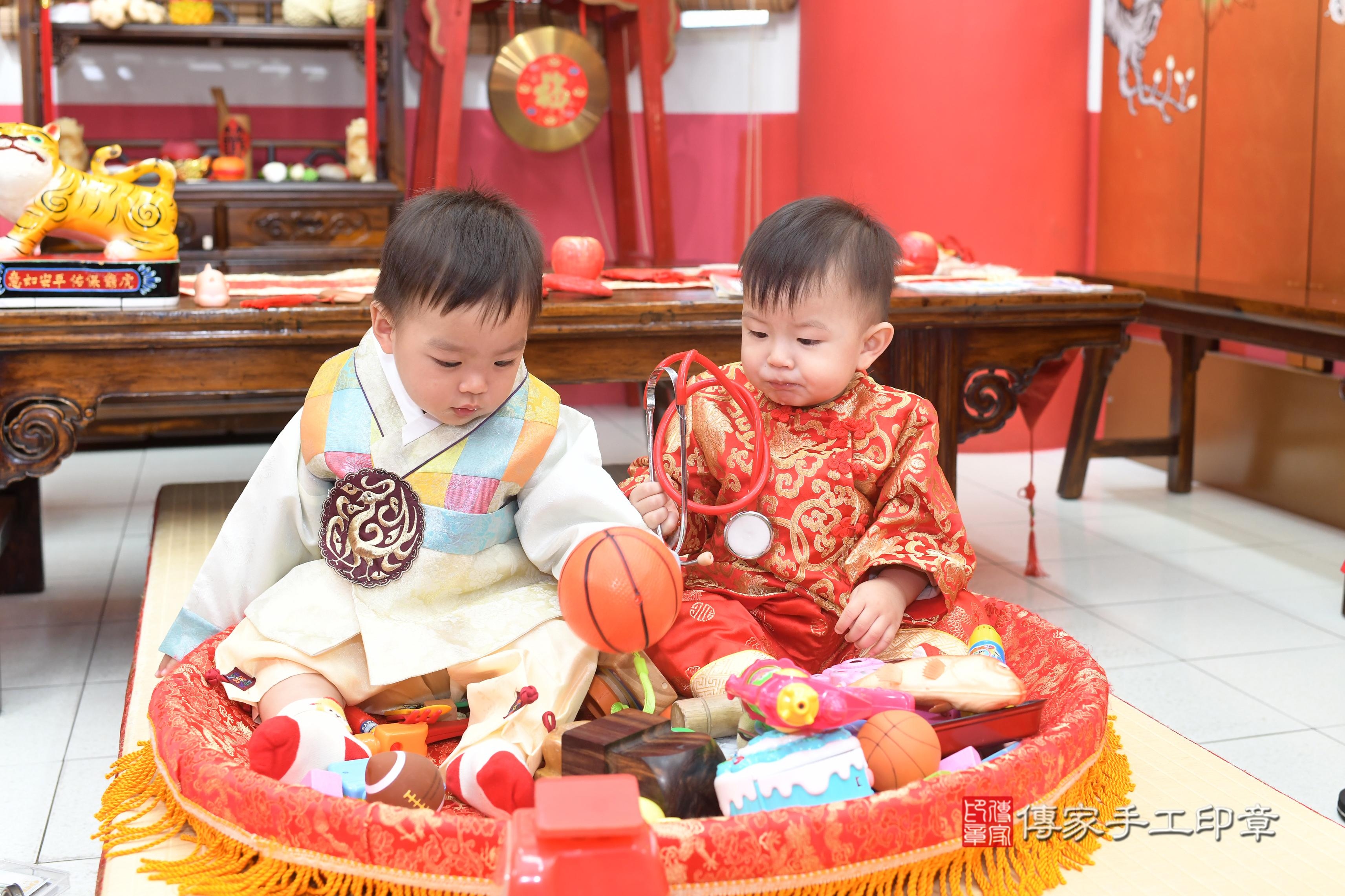 傳家手工印章高雄店、抓周、度脺、中國風會場、傳家嬰兒古禮、吉祥話、抓周道具物品24種、拍照。抓周證書。寶寶抓周、滿周歲、生日快樂、祝福