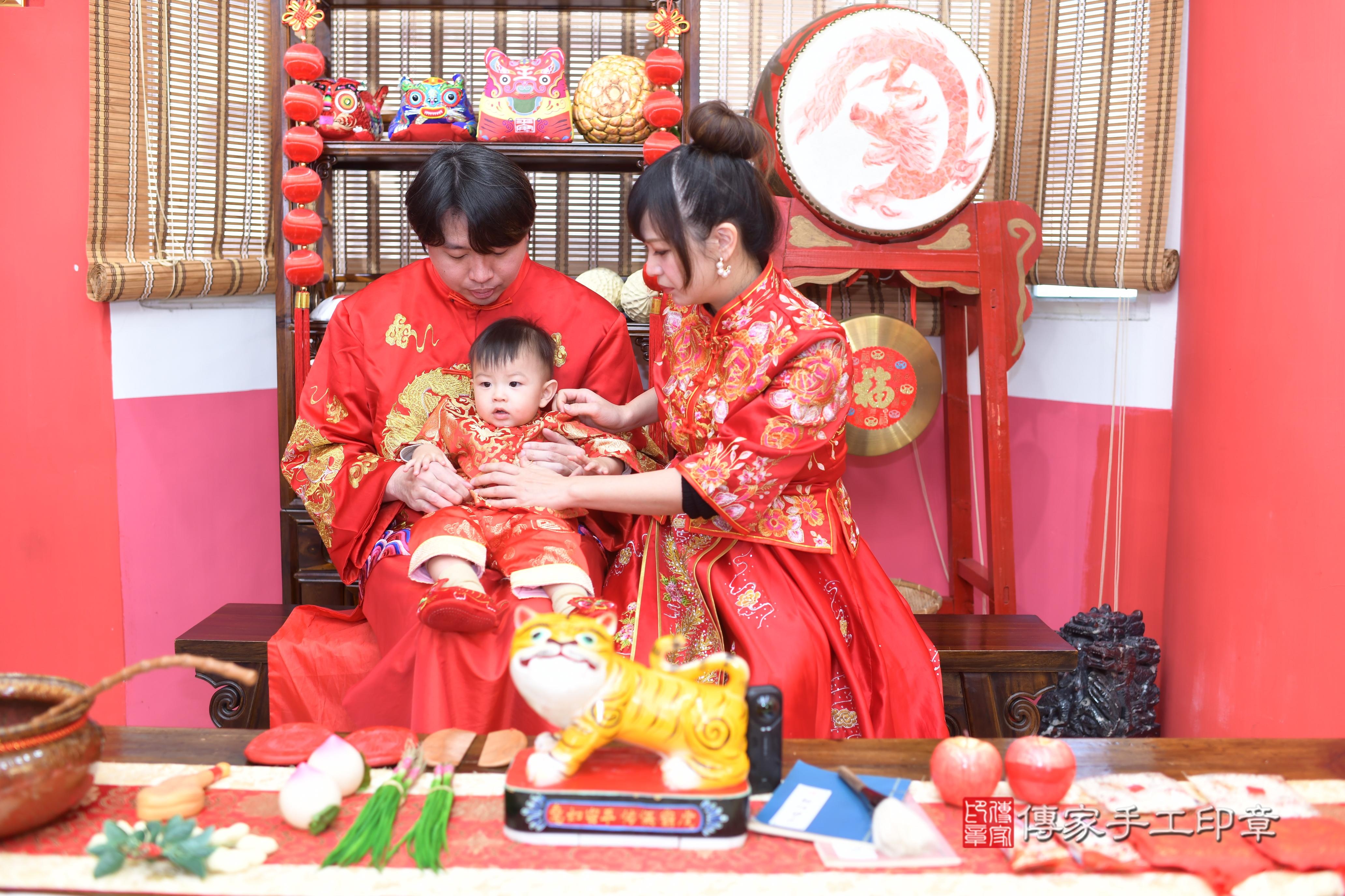 傳家手工印章高雄店、抓周、度脺、中國風會場、傳家嬰兒古禮、吉祥話、抓周道具物品24種、拍照。抓周證書。寶寶抓周、滿周歲、生日快樂、祝福 傳家手工印章高雄店、抓周、度脺、中國風會場、傳家嬰兒古禮、吉祥話、抓周道具物品24種、拍照。抓周證書。寶寶抓周、滿周歲、生日快樂、祝福