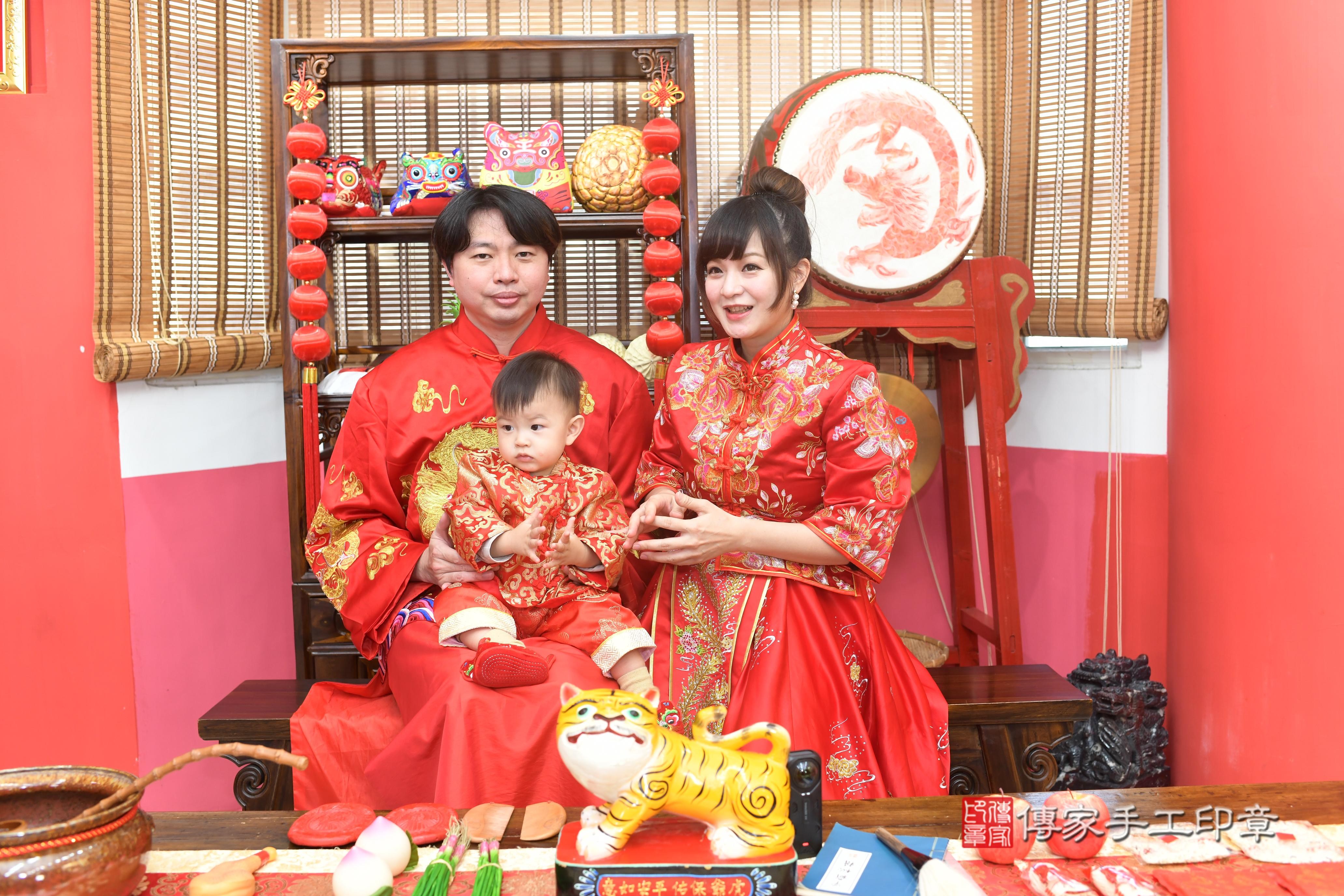 傳家手工印章高雄店、抓周、度脺、中國風會場、傳家嬰兒古禮、吉祥話、抓周道具物品24種、拍照。抓周證書。寶寶抓周、滿周歲、生日快樂、祝福 傳家手工印章高雄店、抓周、度脺、中國風會場、傳家嬰兒古禮、吉祥話、抓周道具物品24種、拍照。抓周證書。寶寶抓周、滿周歲、生日快樂、祝福