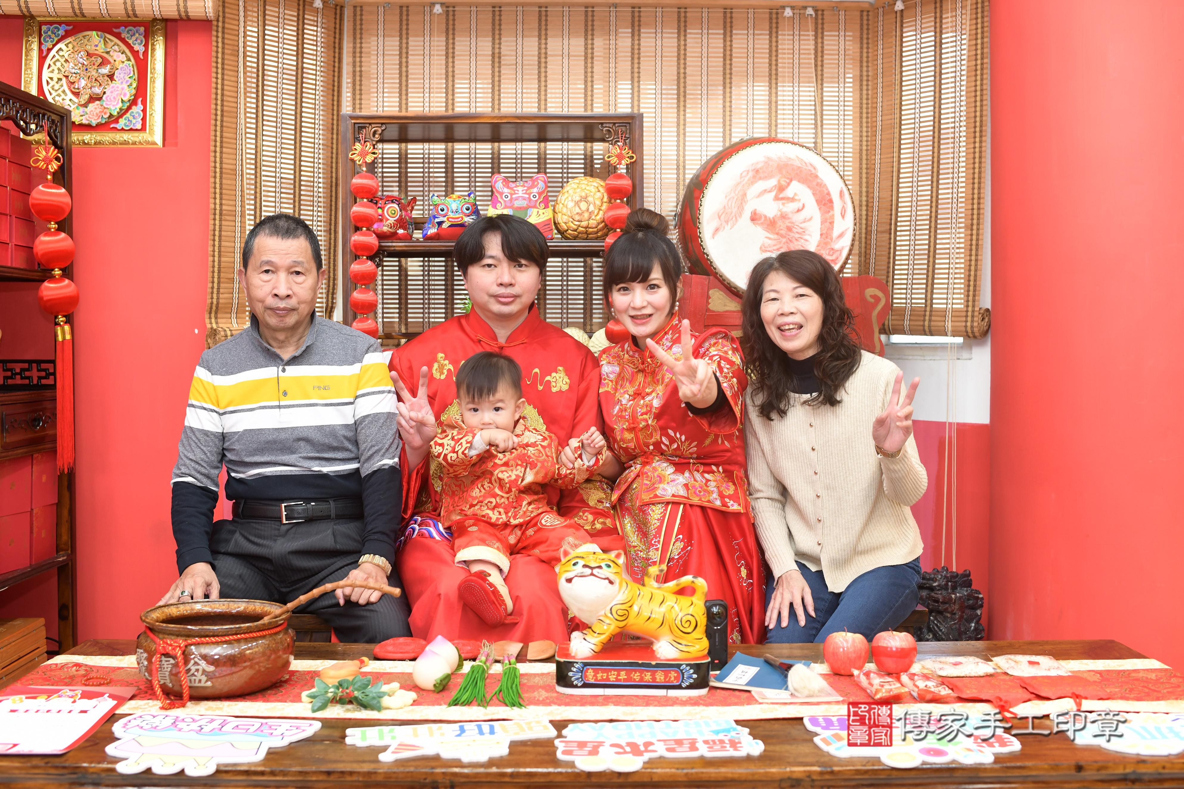 傳家手工印章高雄店、抓周、度脺、中國風會場、傳家嬰兒古禮、吉祥話、抓周道具物品24種、拍照。抓周證書。寶寶抓周、滿周歲、生日快樂、祝福 傳家手工印章高雄店、抓周、度脺、中國風會場、傳家嬰兒古禮、吉祥話、抓周道具物品24種、拍照。抓周證書。寶寶抓周、滿周歲、生日快樂、祝福