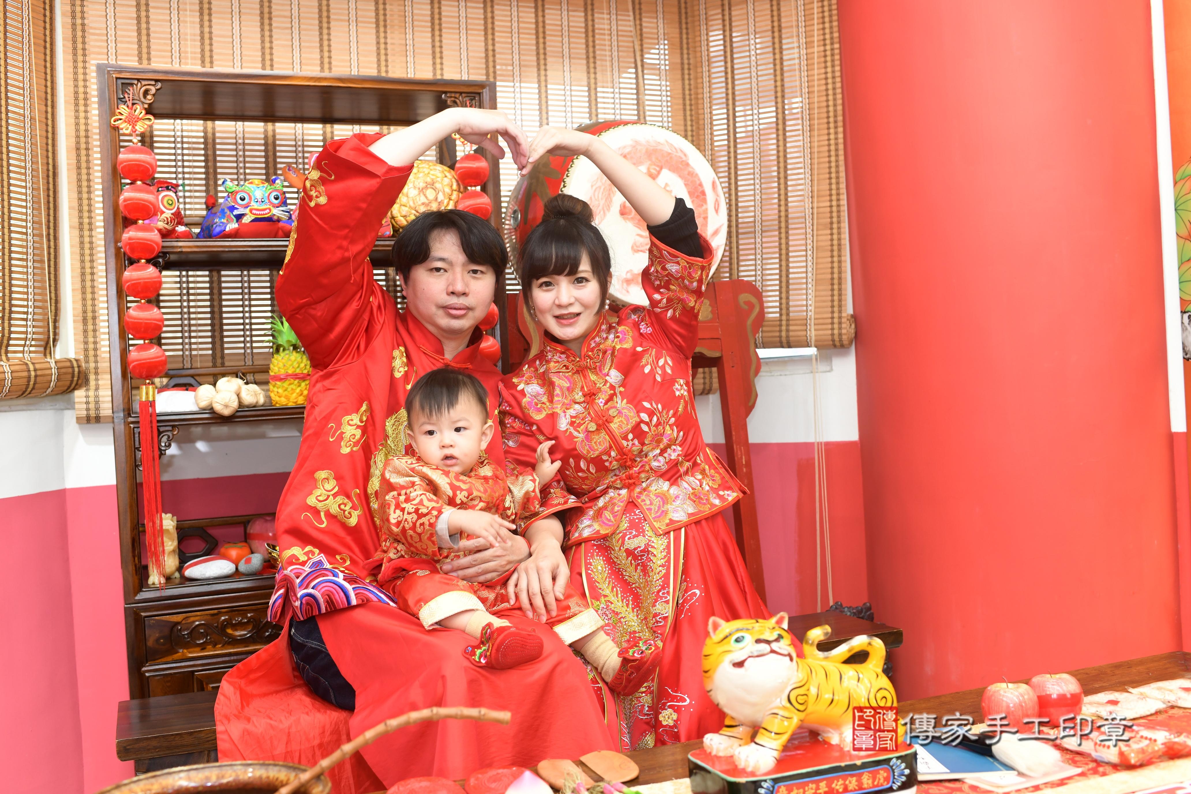 傳家手工印章高雄店、抓周、度脺、中國風會場、傳家嬰兒古禮、吉祥話、抓周道具物品24種、拍照。抓周證書。寶寶抓周、滿周歲、生日快樂、祝福 傳家手工印章高雄店、抓周、度脺、中國風會場、傳家嬰兒古禮、吉祥話、抓周道具物品24種、拍照。抓周證書。寶寶抓周、滿周歲、生日快樂、祝福