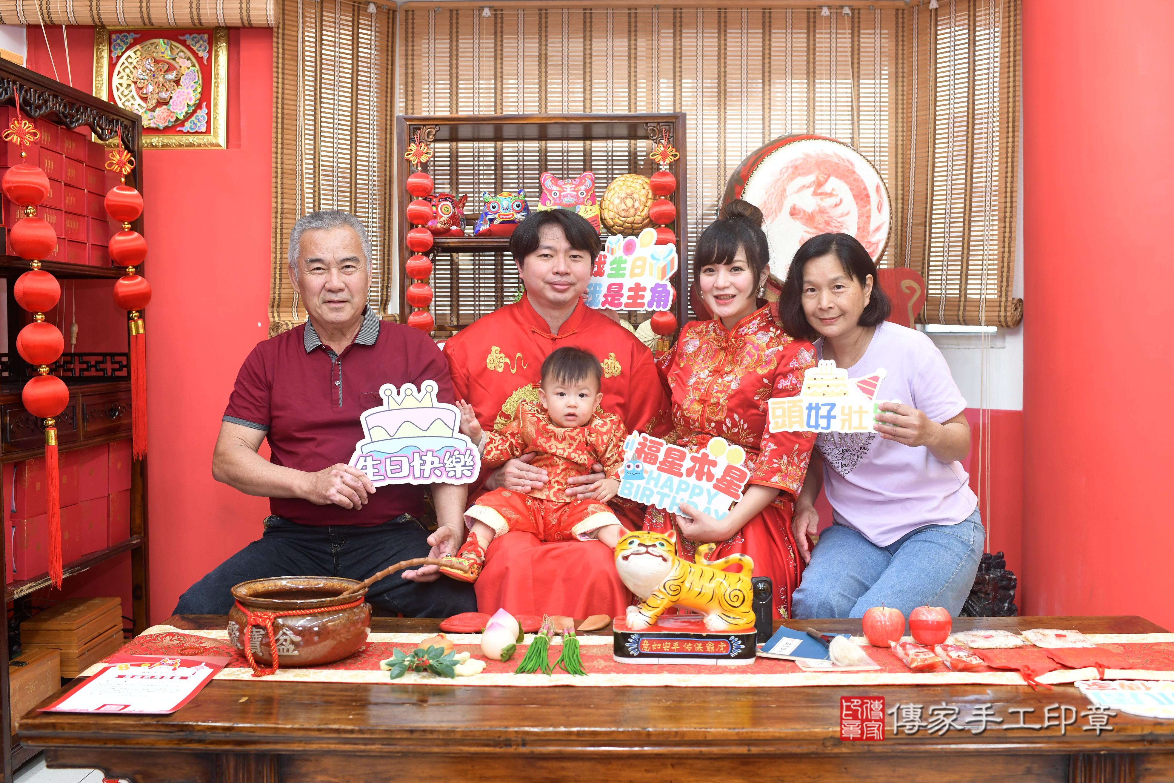 傳家手工印章高雄店、抓周、度脺、中國風會場、傳家嬰兒古禮、吉祥話、抓周道具物品24種、拍照。抓周證書。寶寶抓周、滿周歲、生日快樂、祝福 傳家手工印章高雄店、抓周、度脺、中國風會場、傳家嬰兒古禮、吉祥話、抓周道具物品24種、拍照。抓周證書。寶寶抓周、滿周歲、生日快樂、祝福