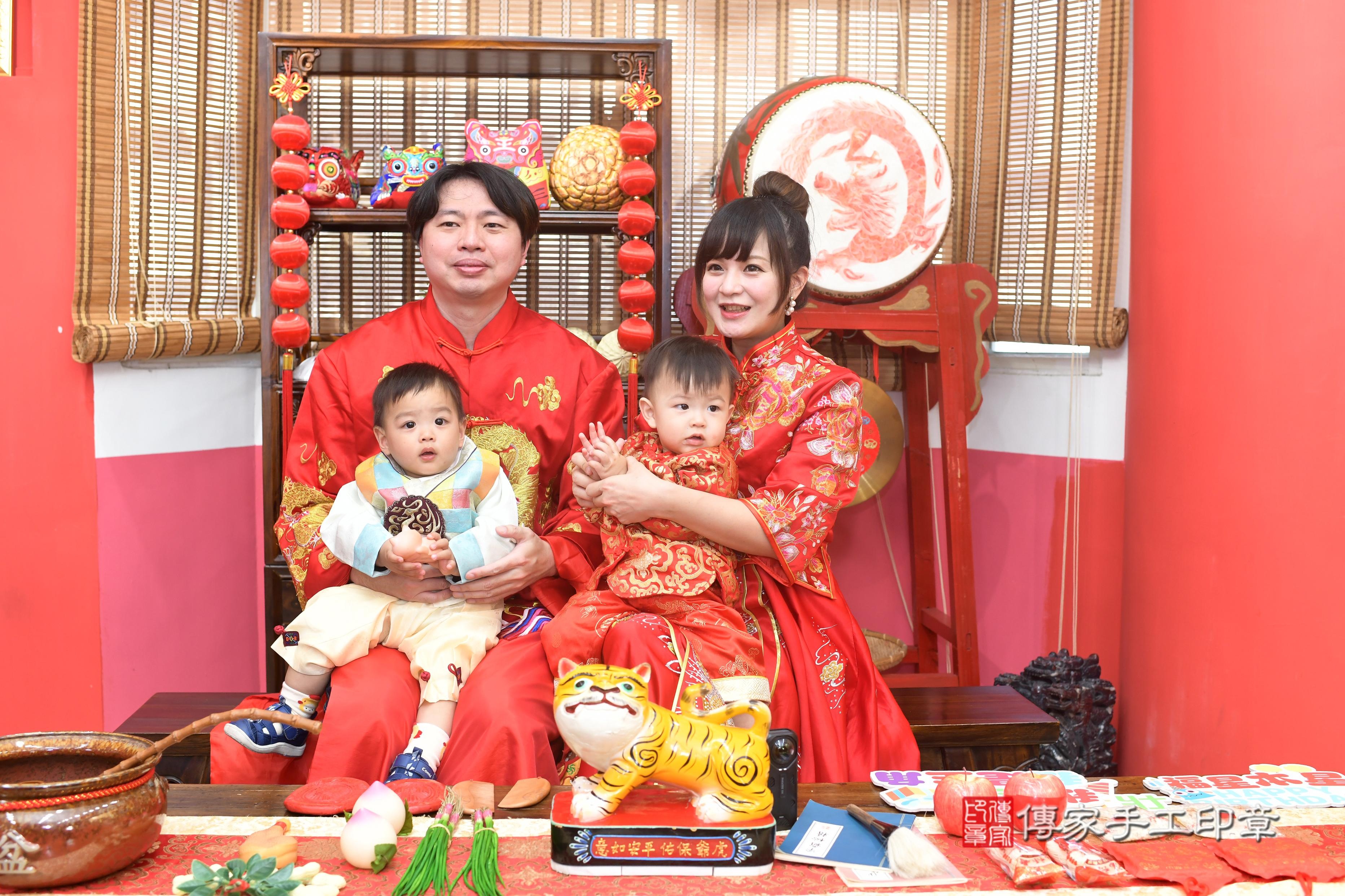 傳家手工印章高雄店、抓周、度脺、中國風會場、傳家嬰兒古禮、吉祥話、抓周道具物品24種、拍照。抓周證書。寶寶抓周、滿周歲、生日快樂、祝福 傳家手工印章高雄店、抓周、度脺、中國風會場、傳家嬰兒古禮、吉祥話、抓周道具物品24種、拍照。抓周證書。寶寶抓周、滿周歲、生日快樂、祝福