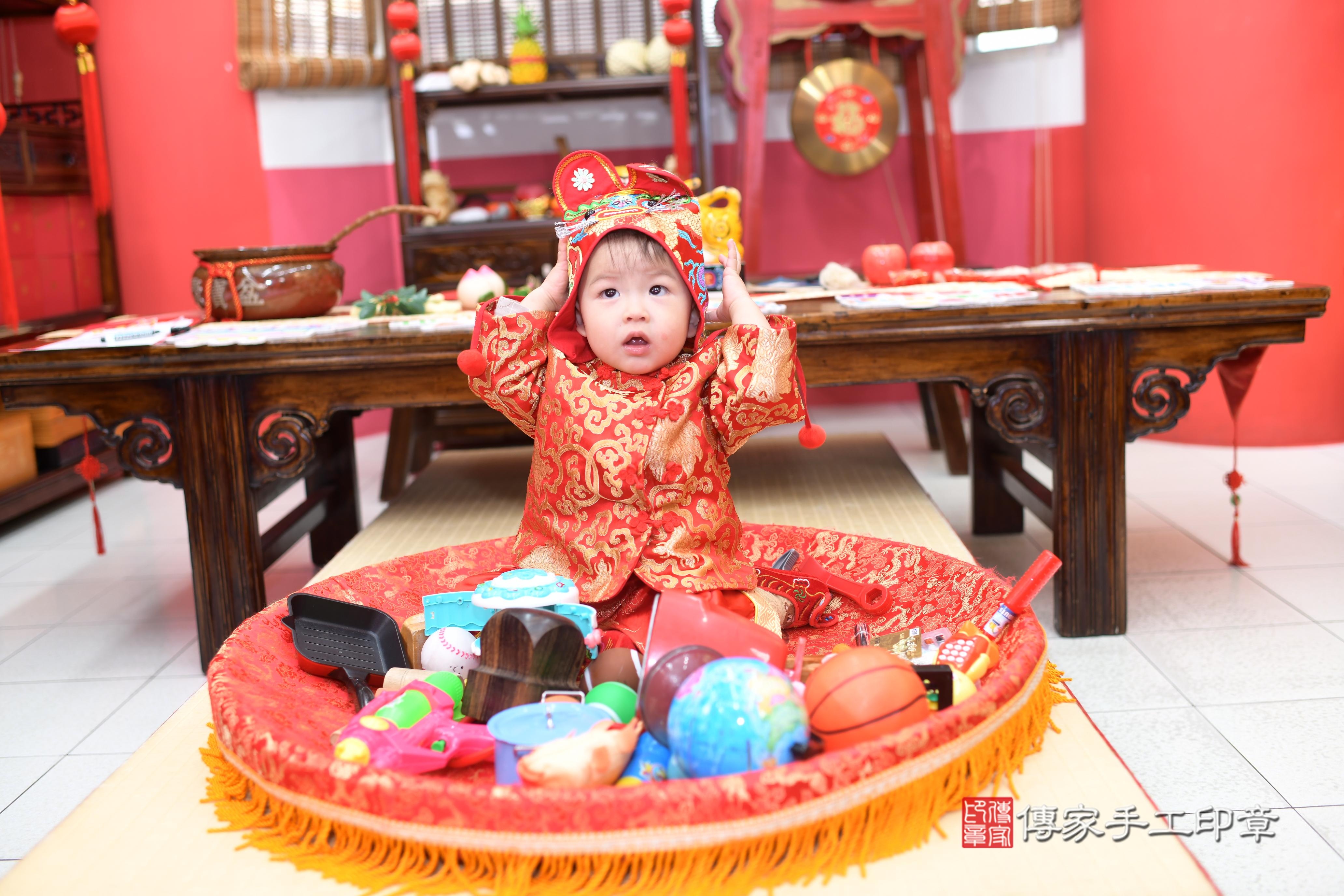 傳家手工印章高雄店、抓周、度脺、中國風會場、傳家嬰兒古禮、吉祥話、抓周道具物品24種、拍照。抓周證書。寶寶抓周、滿周歲、生日快樂、祝福 傳家手工印章高雄店、抓周、度脺、中國風會場、傳家嬰兒古禮、吉祥話、抓周道具物品24種、拍照。抓周證書。寶寶抓周、滿周歲、生日快樂、祝福