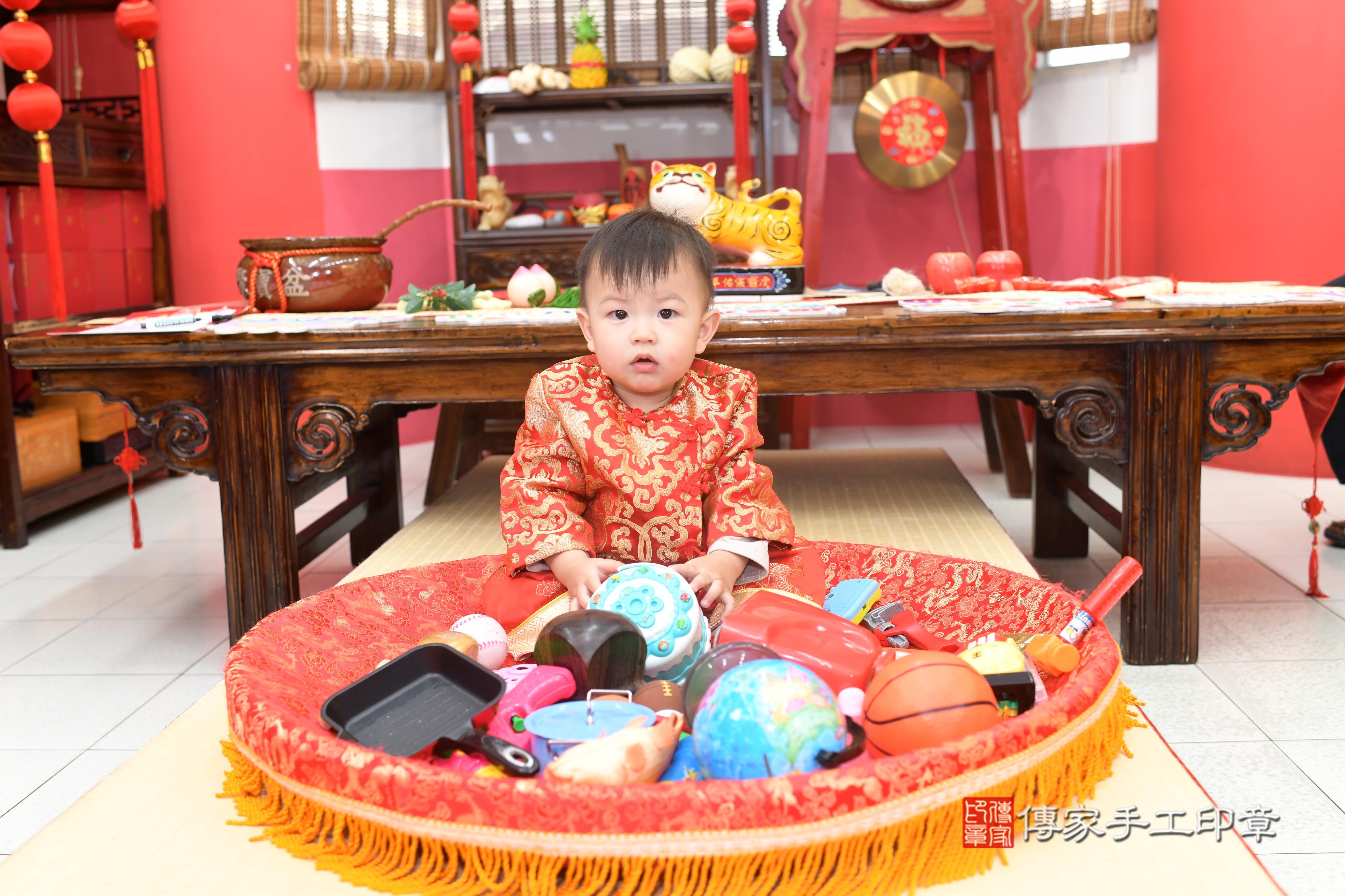 傳家手工印章高雄店、抓周、度脺、中國風會場、傳家嬰兒古禮、吉祥話、抓周道具物品24種、拍照。抓周證書。寶寶抓周、滿周歲、生日快樂、祝福 傳家手工印章高雄店、抓周、度脺、中國風會場、傳家嬰兒古禮、吉祥話、抓周道具物品24種、拍照。抓周證書。寶寶抓周、滿周歲、生日快樂、祝福