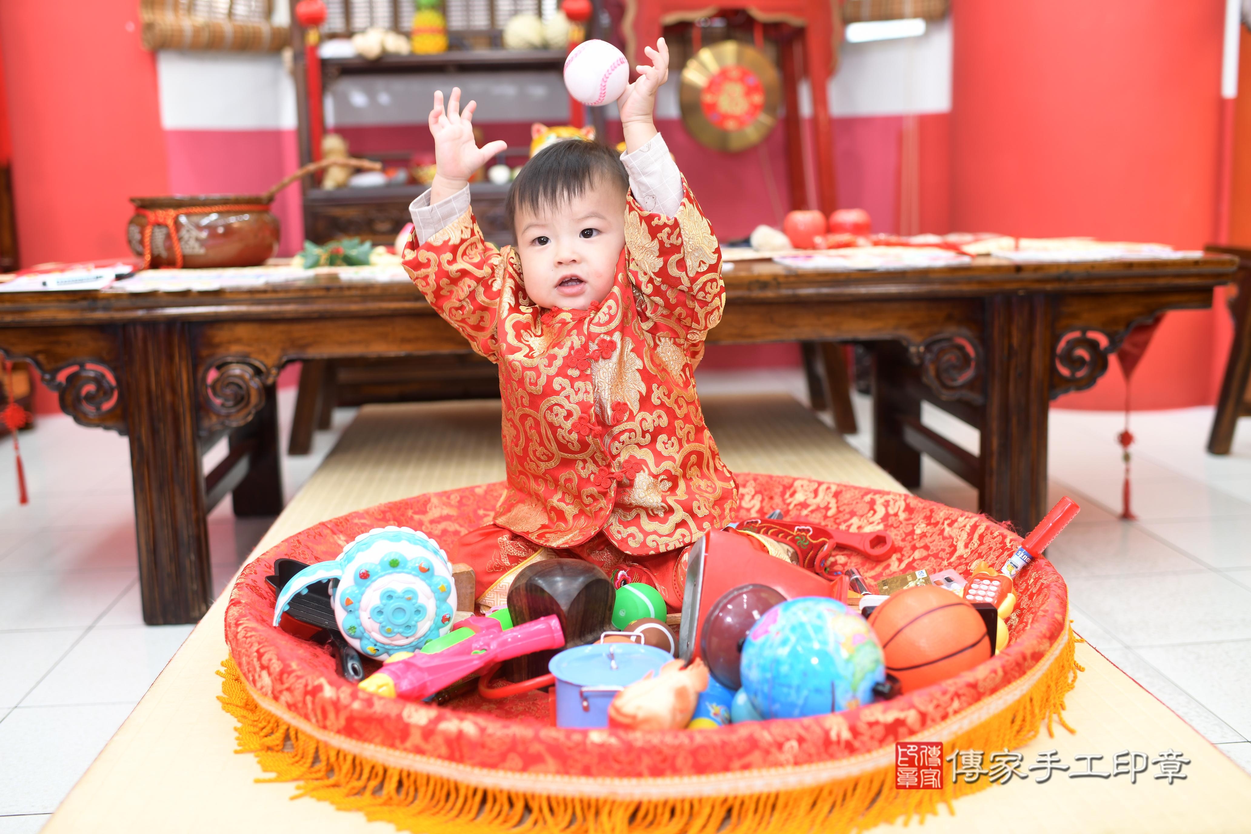 傳家手工印章高雄店、抓周、度脺、中國風會場、傳家嬰兒古禮、吉祥話、抓周道具物品24種、拍照。抓周證書。寶寶抓周、滿周歲、生日快樂、祝福 傳家手工印章高雄店、抓周、度脺、中國風會場、傳家嬰兒古禮、吉祥話、抓周道具物品24種、拍照。抓周證書。寶寶抓周、滿周歲、生日快樂、祝福
