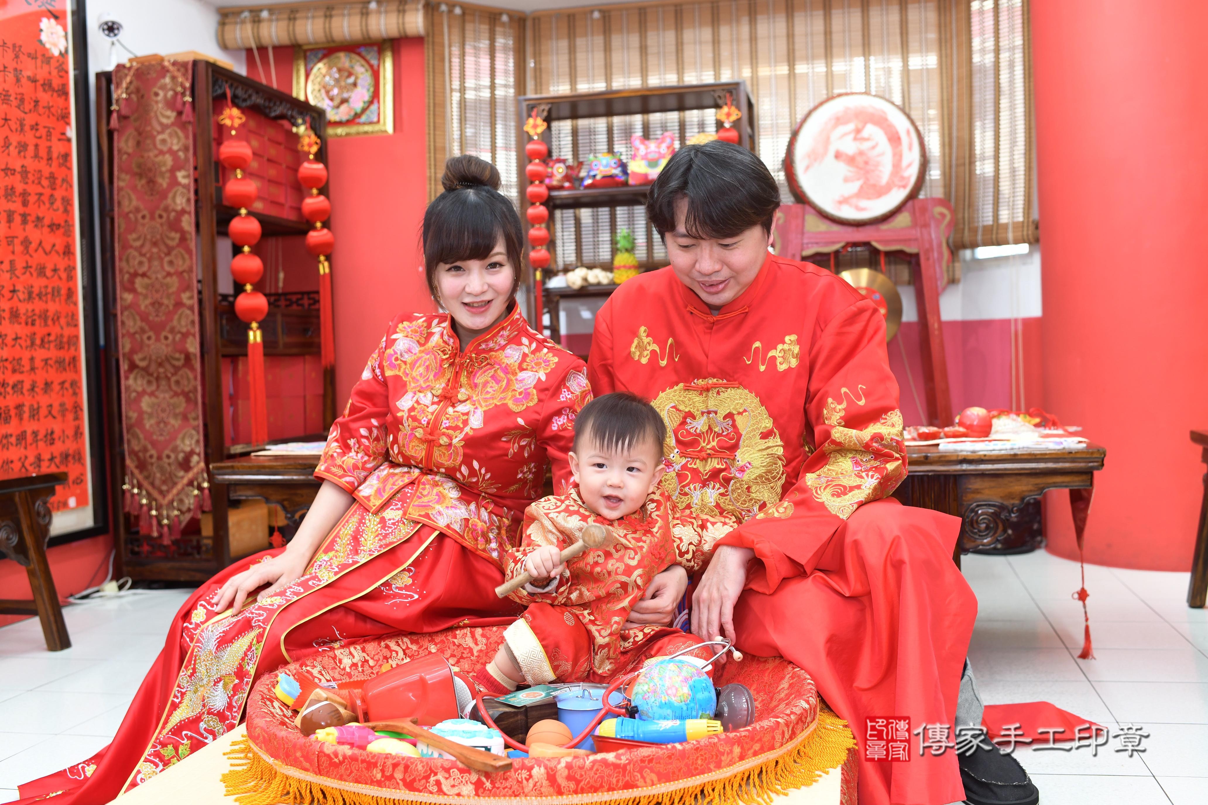 傳家手工印章高雄店、抓周、度脺、中國風會場、傳家嬰兒古禮、吉祥話、抓周道具物品24種、拍照。抓周證書。寶寶抓周、滿周歲、生日快樂、祝福 傳家手工印章高雄店、抓周、度脺、中國風會場、傳家嬰兒古禮、吉祥話、抓周道具物品24種、拍照。抓周證書。寶寶抓周、滿周歲、生日快樂、祝福