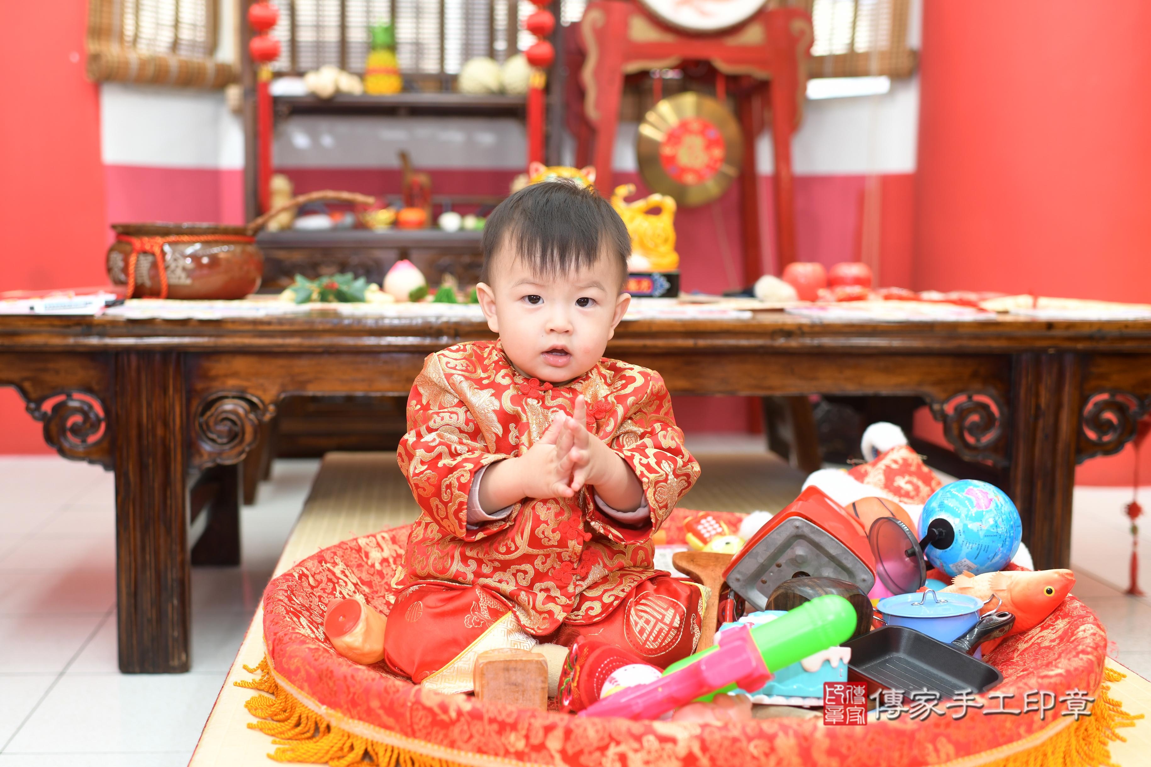 傳家手工印章高雄店、抓周、度脺、中國風會場、傳家嬰兒古禮、吉祥話、抓周道具物品24種、拍照。抓周證書。寶寶抓周、滿周歲、生日快樂、祝福 傳家手工印章高雄店、抓周、度脺、中國風會場、傳家嬰兒古禮、吉祥話、抓周道具物品24種、拍照。抓周證書。寶寶抓周、滿周歲、生日快樂、祝福