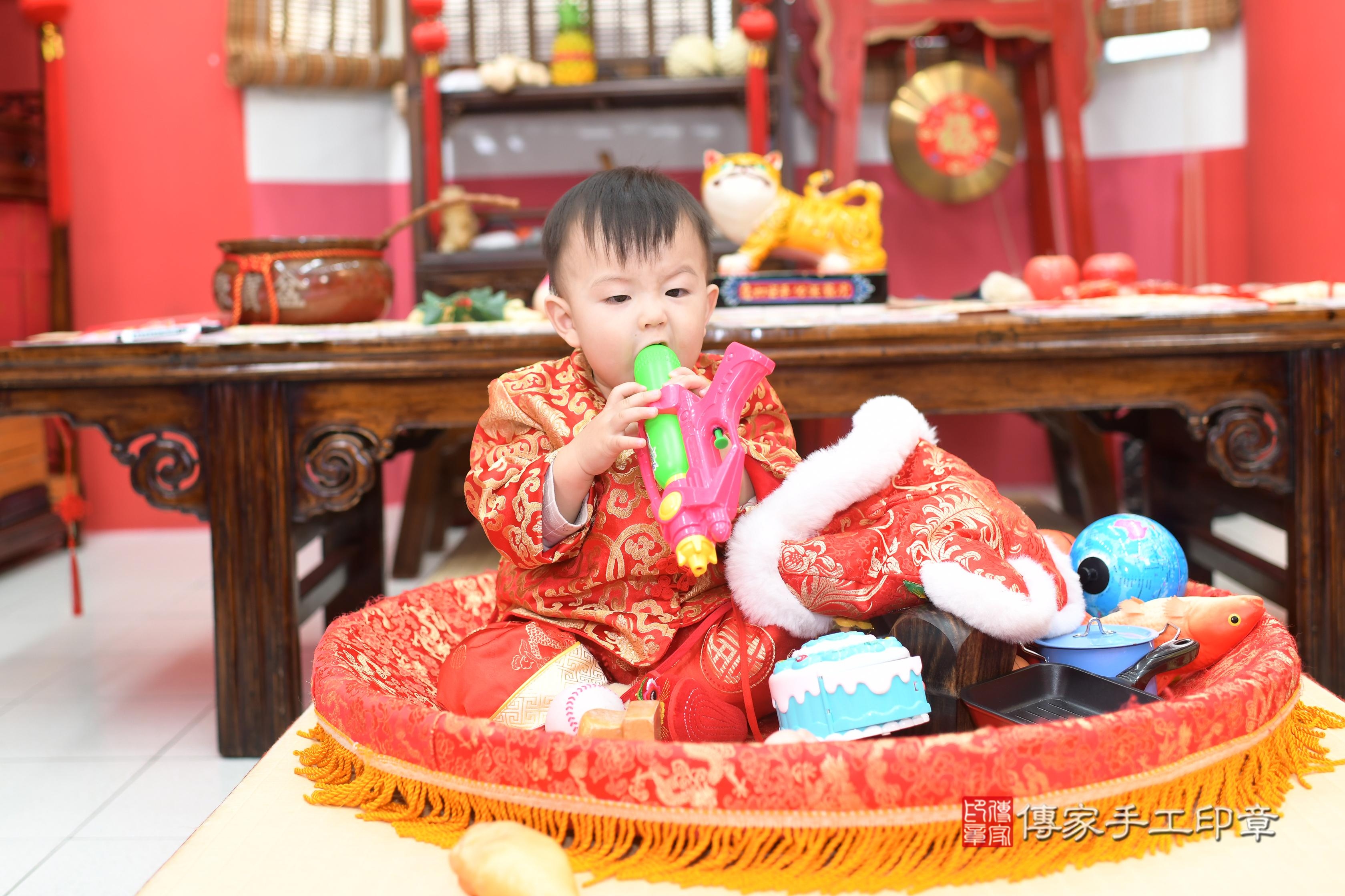 傳家手工印章高雄店、抓周、度脺、中國風會場、傳家嬰兒古禮、吉祥話、抓周道具物品24種、拍照。抓周證書。寶寶抓周、滿周歲、生日快樂、祝福 傳家手工印章高雄店、抓周、度脺、中國風會場、傳家嬰兒古禮、吉祥話、抓周道具物品24種、拍照。抓周證書。寶寶抓周、滿周歲、生日快樂、祝福