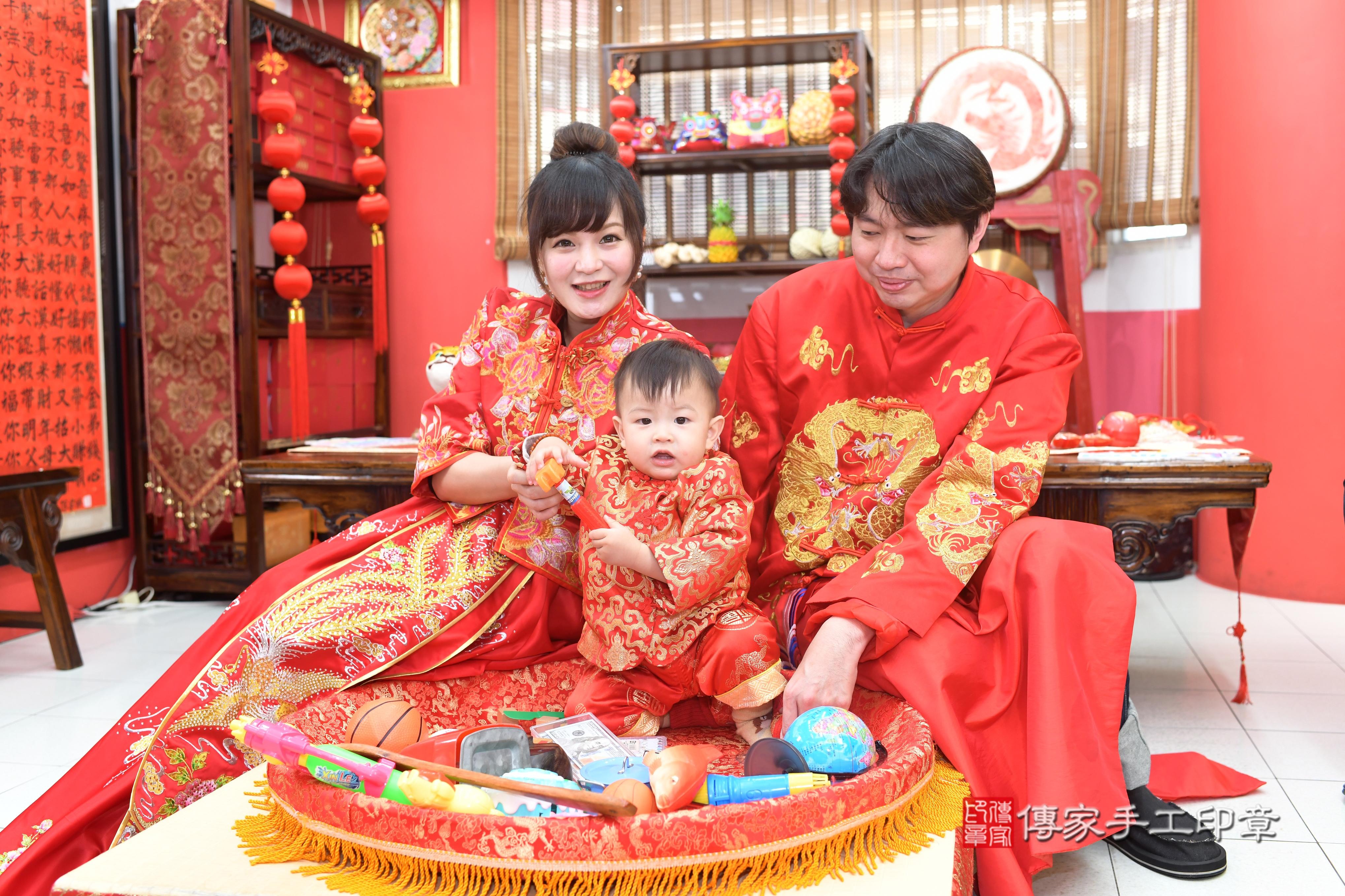 傳家手工印章高雄店、抓周、度脺、中國風會場、傳家嬰兒古禮、吉祥話、抓周道具物品24種、拍照。抓周證書。寶寶抓周、滿周歲、生日快樂、祝福 傳家手工印章高雄店、抓周、度脺、中國風會場、傳家嬰兒古禮、吉祥話、抓周道具物品24種、拍照。抓周證書。寶寶抓周、滿周歲、生日快樂、祝福