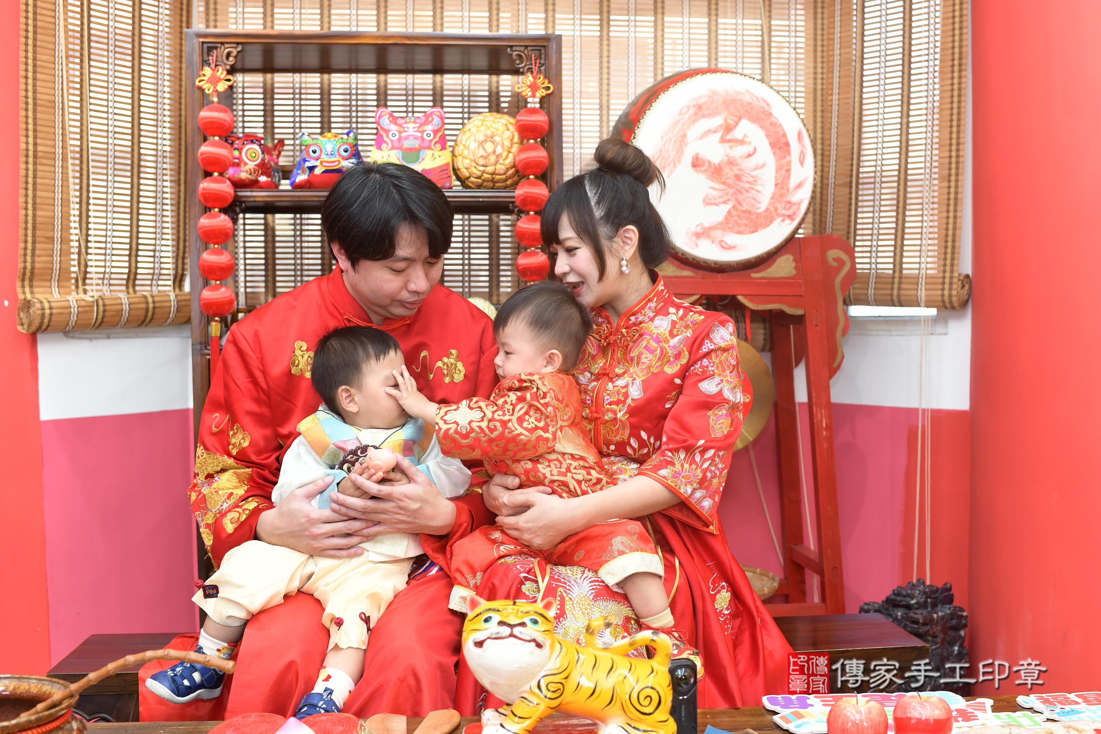 傳家手工印章高雄店、抓周、度脺、中國風會場、傳家嬰兒古禮、吉祥話、抓周道具物品24種、拍照。抓周證書。寶寶抓周、滿周歲、生日快樂、祝福 傳家手工印章高雄店、抓周、度脺、中國風會場、傳家嬰兒古禮、吉祥話、抓周道具物品24種、拍照。抓周證書。寶寶抓周、滿周歲、生日快樂、祝福