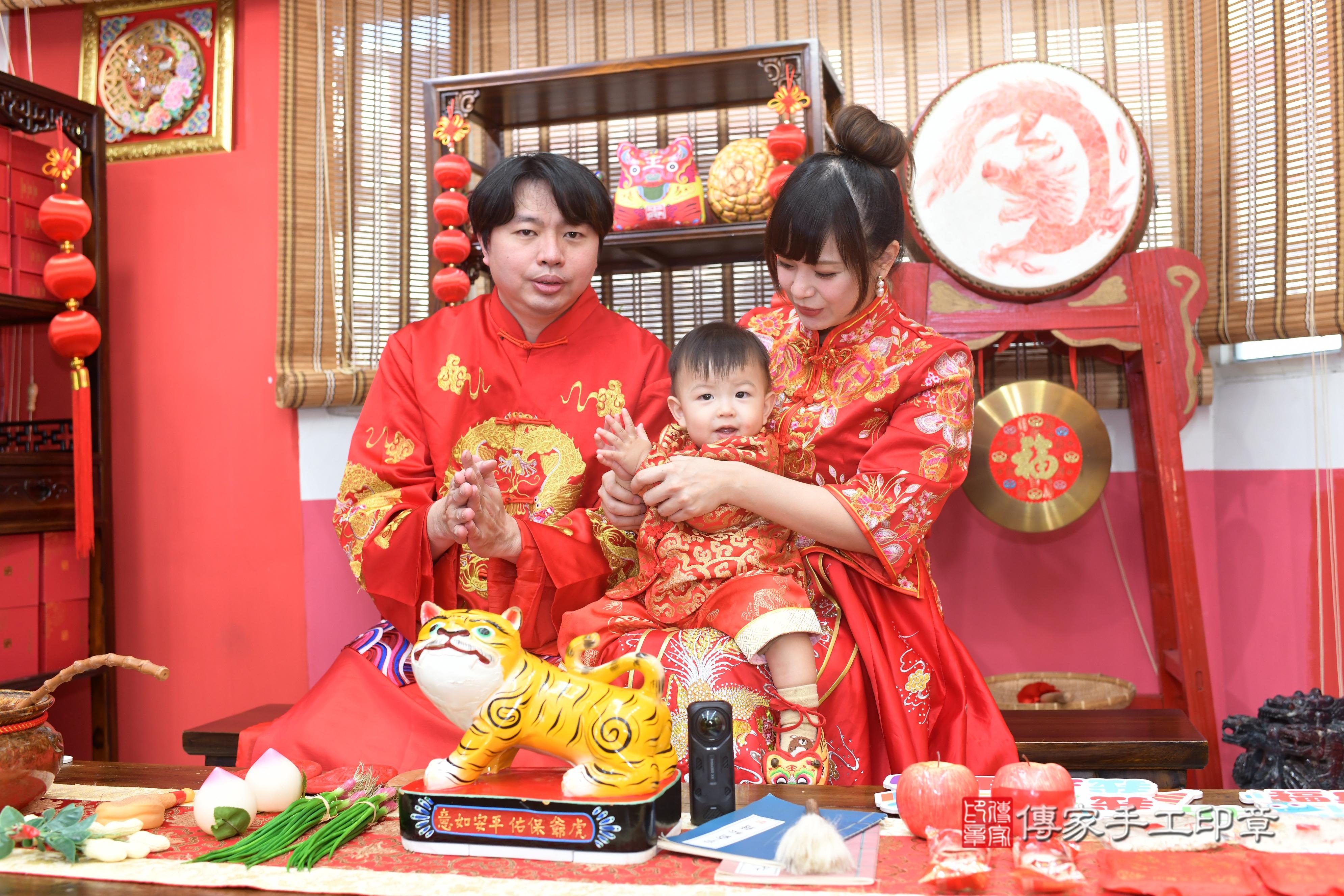 傳家手工印章高雄店、抓周、度脺、中國風會場、傳家嬰兒古禮、吉祥話、抓周道具物品24種、拍照。抓周證書。寶寶抓周、滿周歲、生日快樂、祝福 傳家手工印章高雄店、抓周、度脺、中國風會場、傳家嬰兒古禮、吉祥話、抓周道具物品24種、拍照。抓周證書。寶寶抓周、滿周歲、生日快樂、祝福